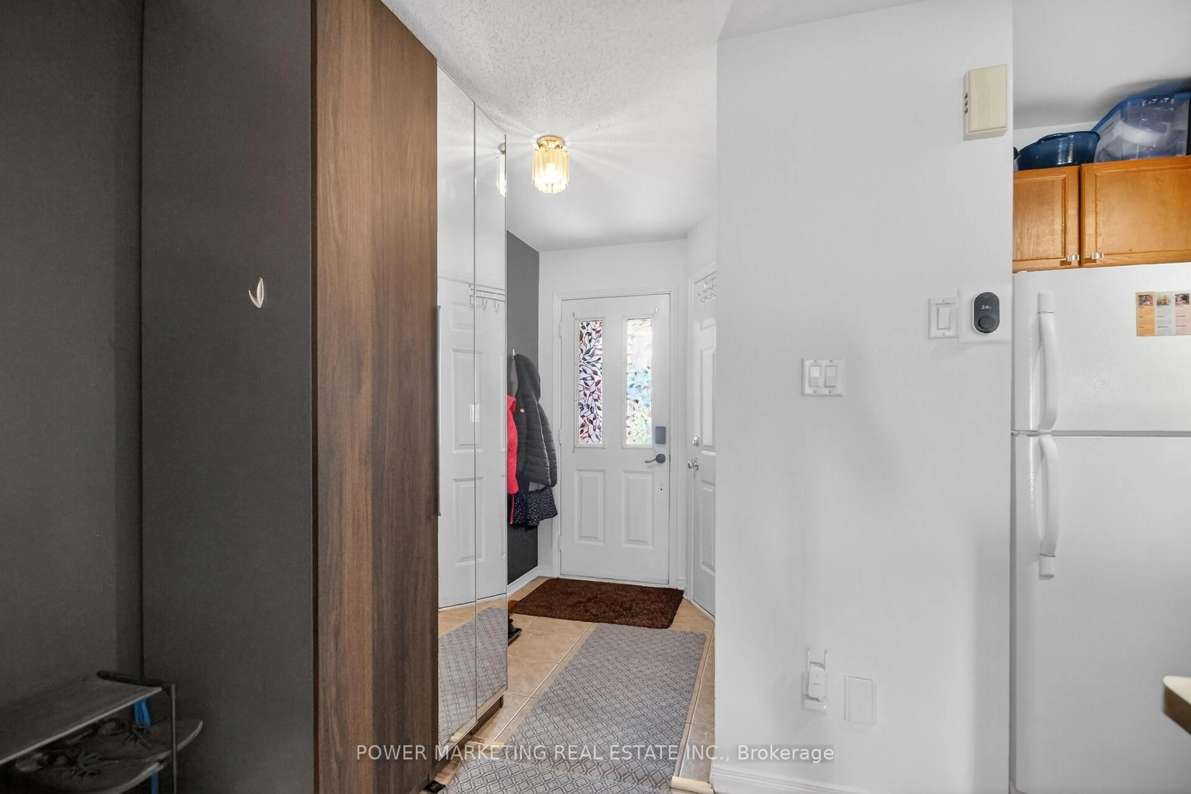 Indoor entryway for 122 SCOUT St, Ottawa Ontario K2C 4E2