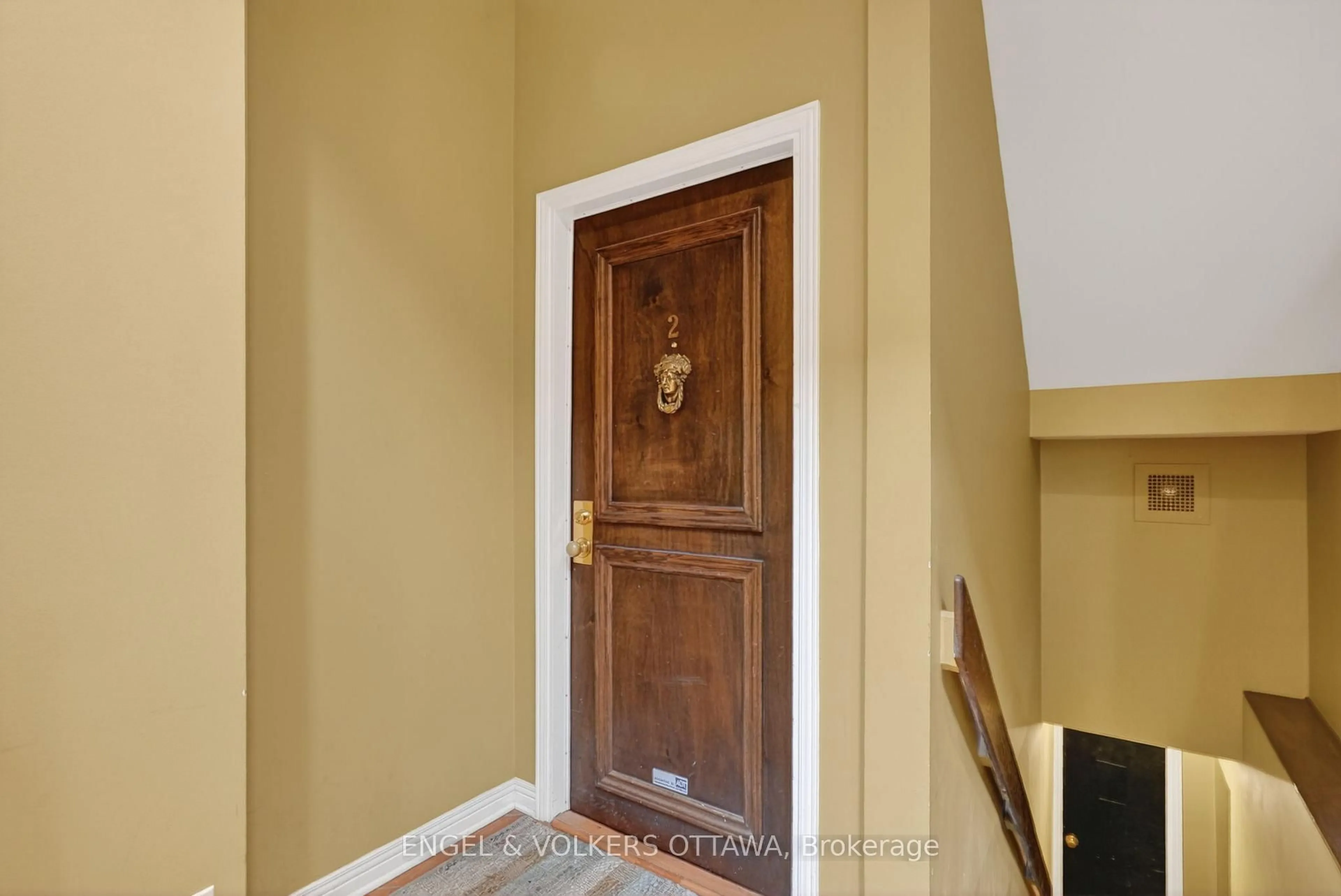 Indoor foyer for 320 Waverley St #apt. 2, Ottawa Ontario K2P 0W3