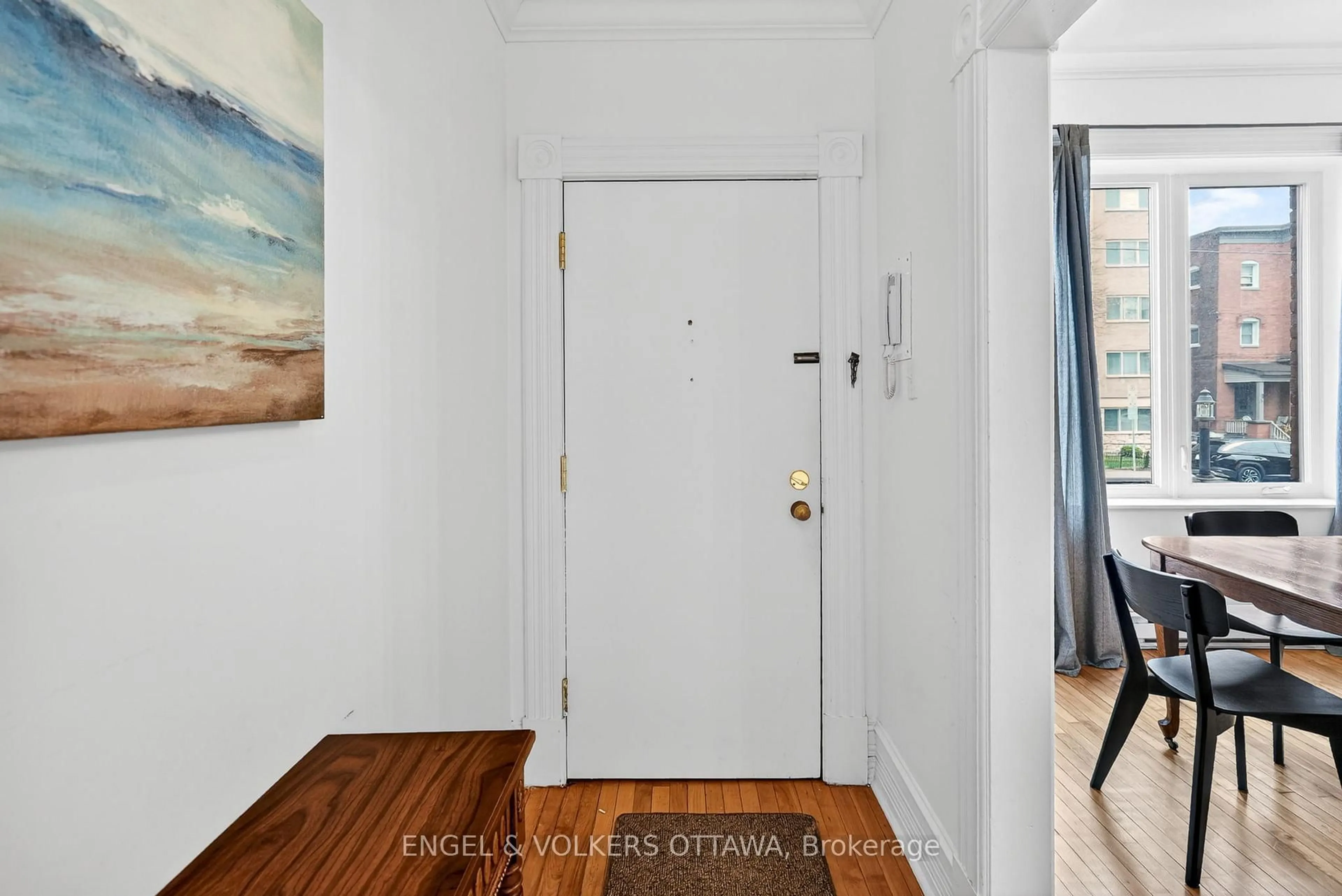 Indoor entryway for 320 Waverley St #apt. 2, Ottawa Ontario K2P 0W3