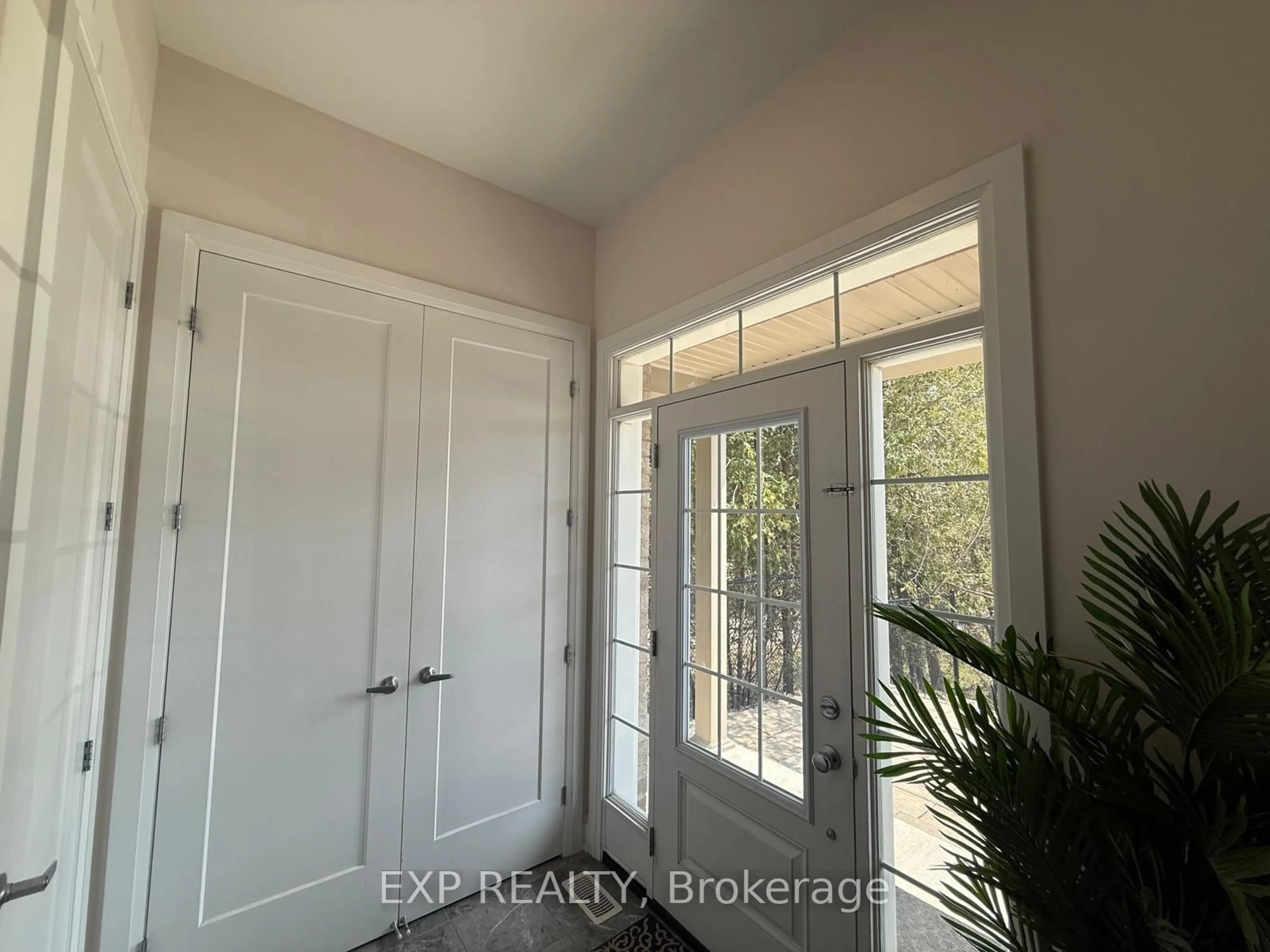 Indoor entryway for 138 RYLAND St, Ottawa Ontario K2J 6R1