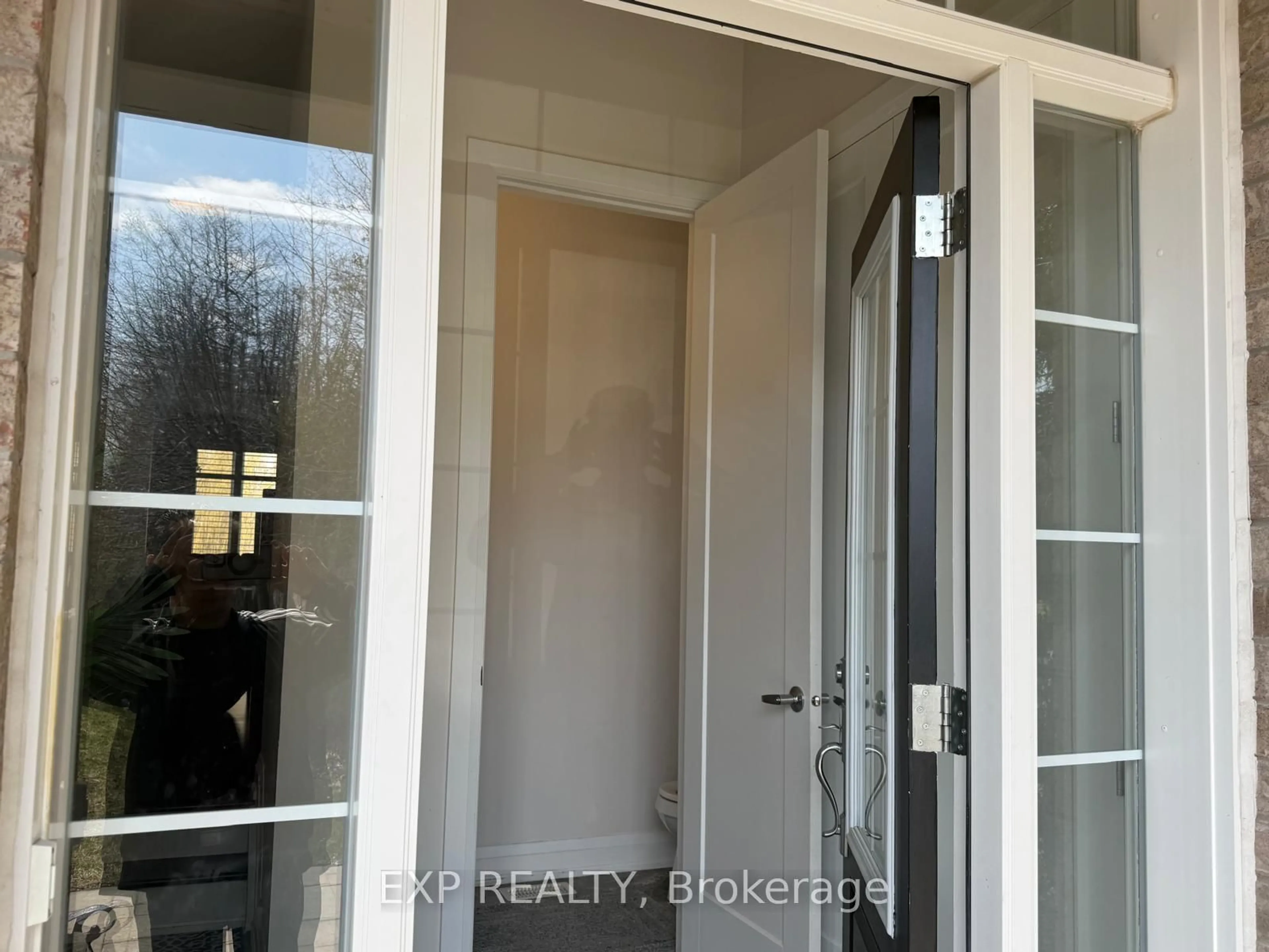 Indoor entryway for 138 RYLAND St, Ottawa Ontario K2J 6R1