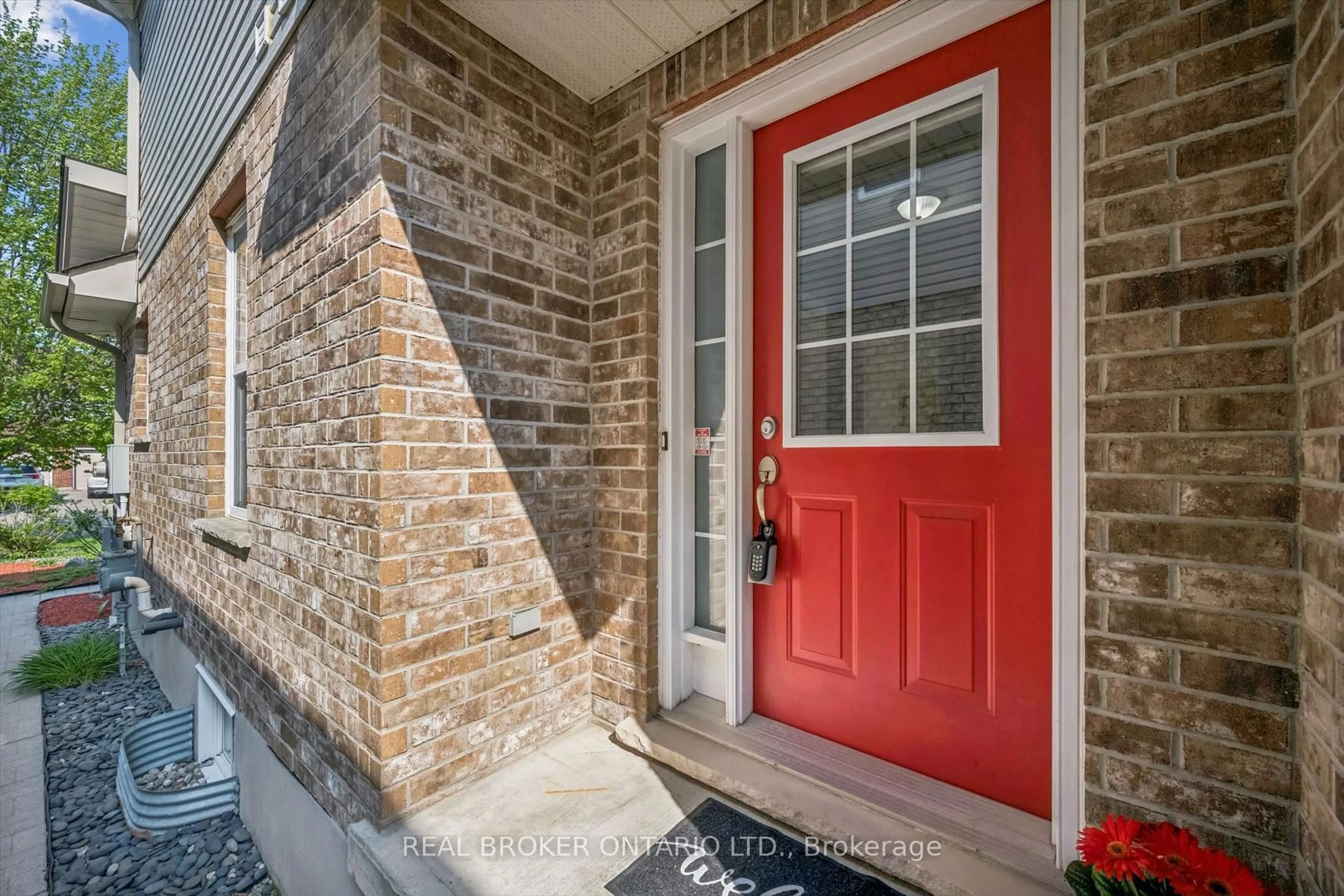Indoor entryway for 511 Dansbury Dr, Waterloo Ontario N2K 4K8