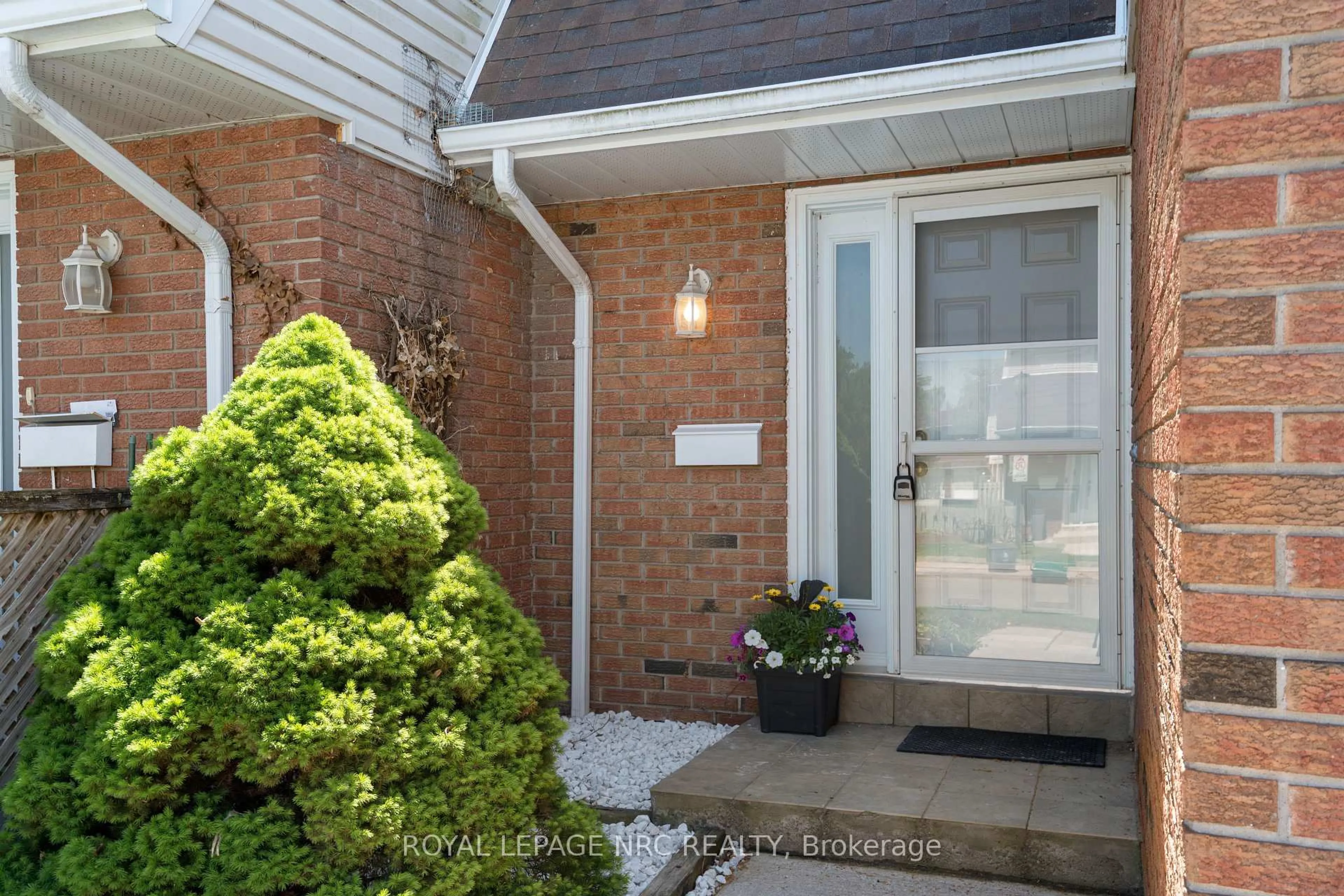 Indoor entryway for 286 Cushman Rd #81, St. Catharines Ontario L2M 6Z2