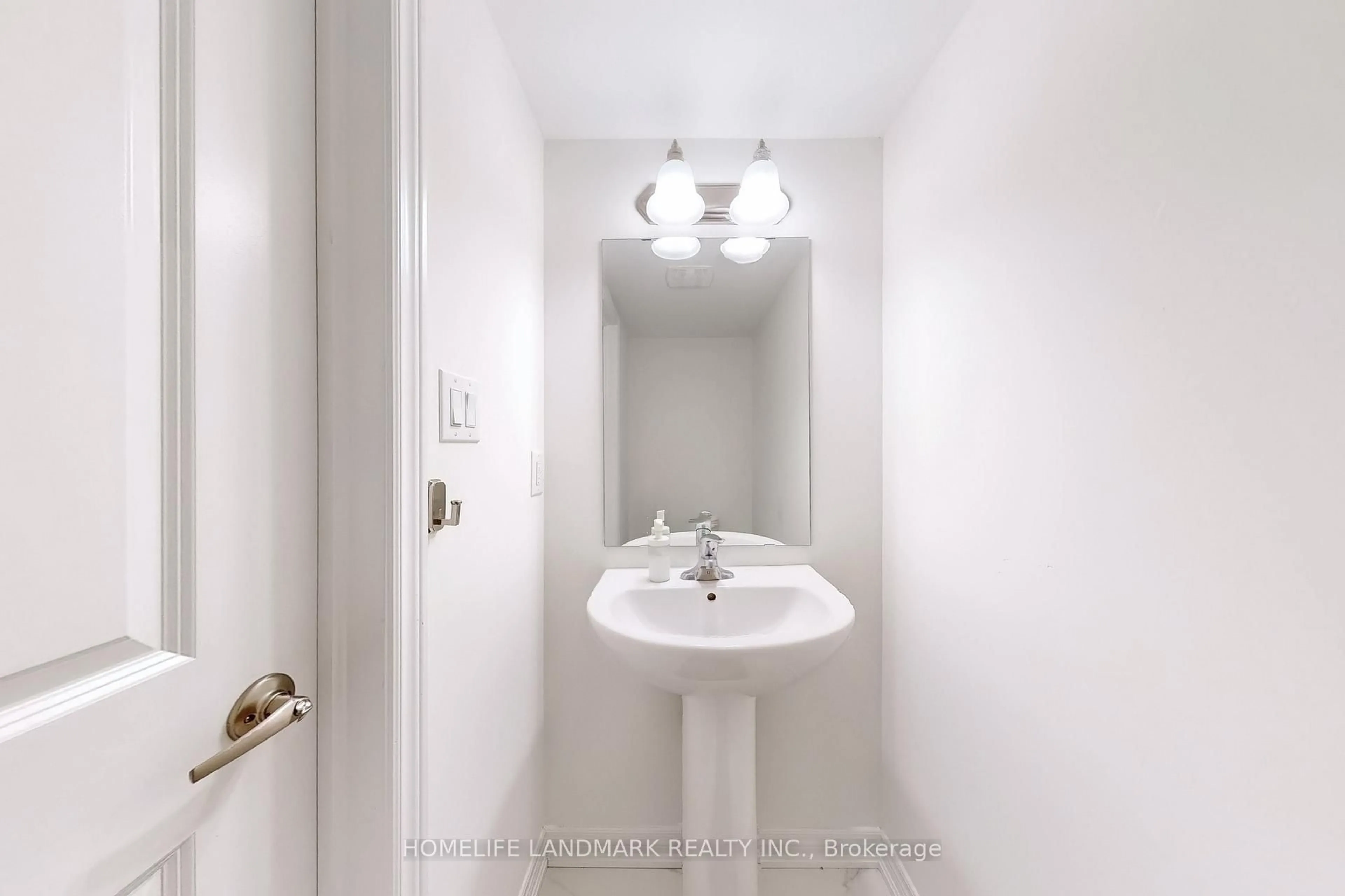A pic of a room for 2 Reid Ave, Hamilton Ontario L8H 0B5