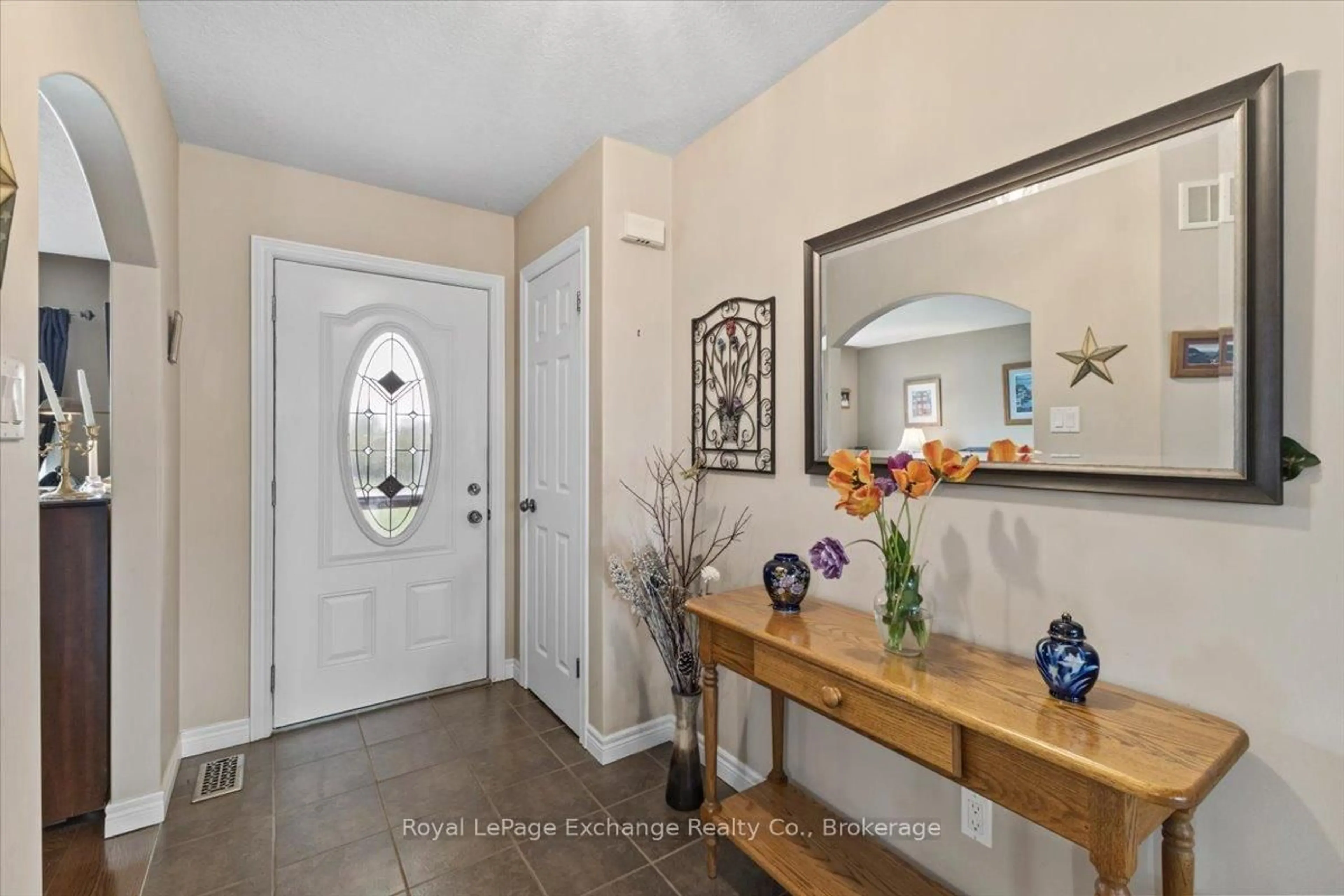 Indoor entryway for 801 Troys Tr, Huron-Kinloss Ontario N2Z 0C1