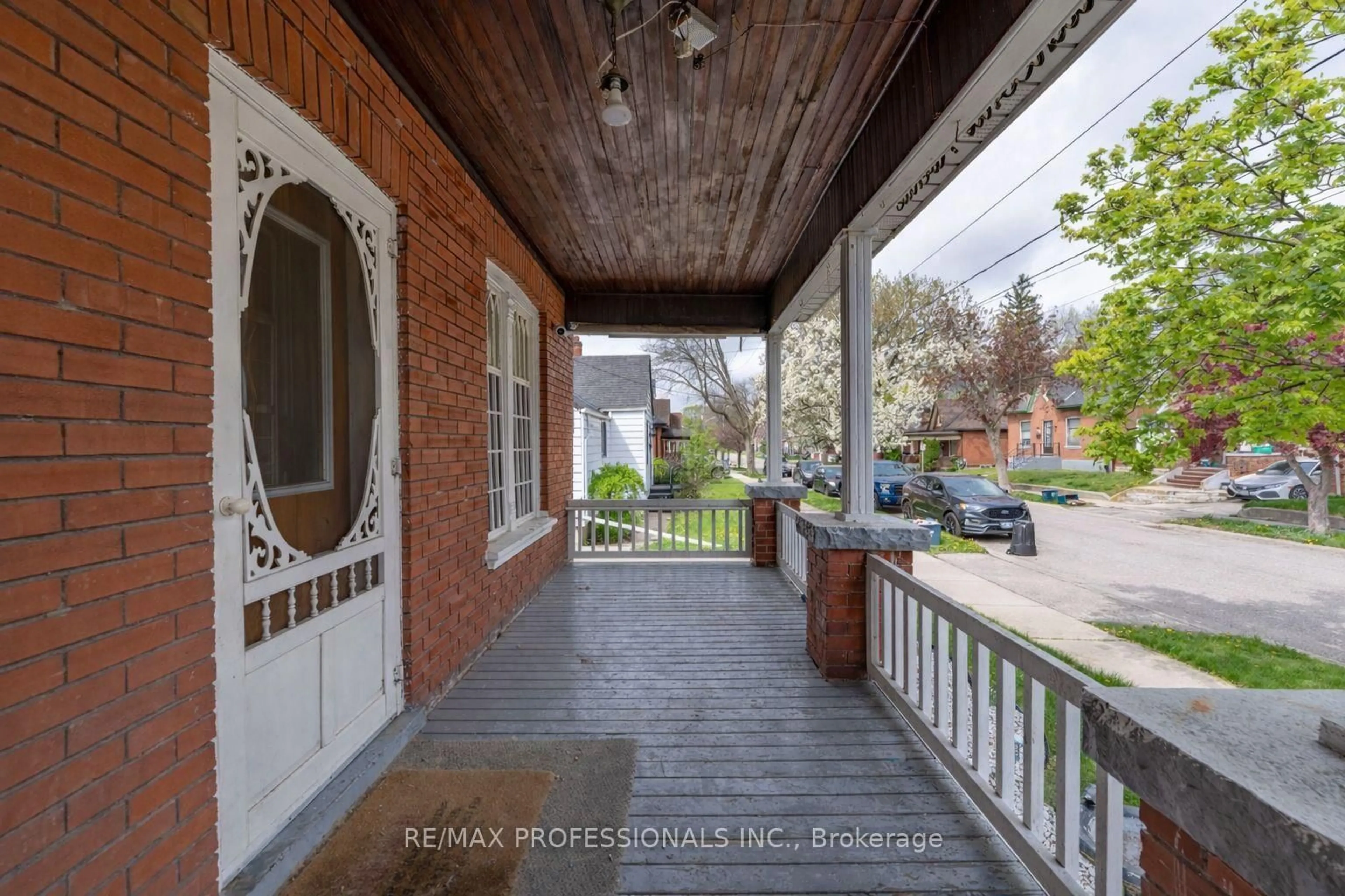 Patio, street for 62 Strathcona Ave, Brantford Ontario N3S 1T8