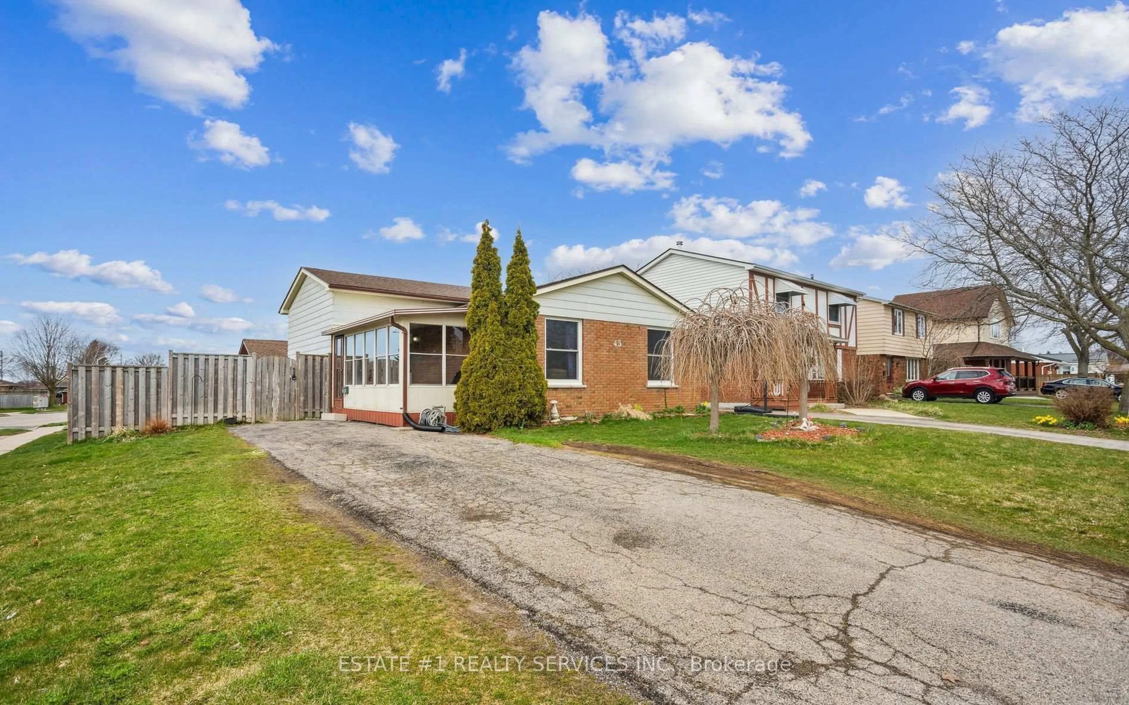 Unknown for 43 Dyer St, St. Thomas Ontario N5R 5K2