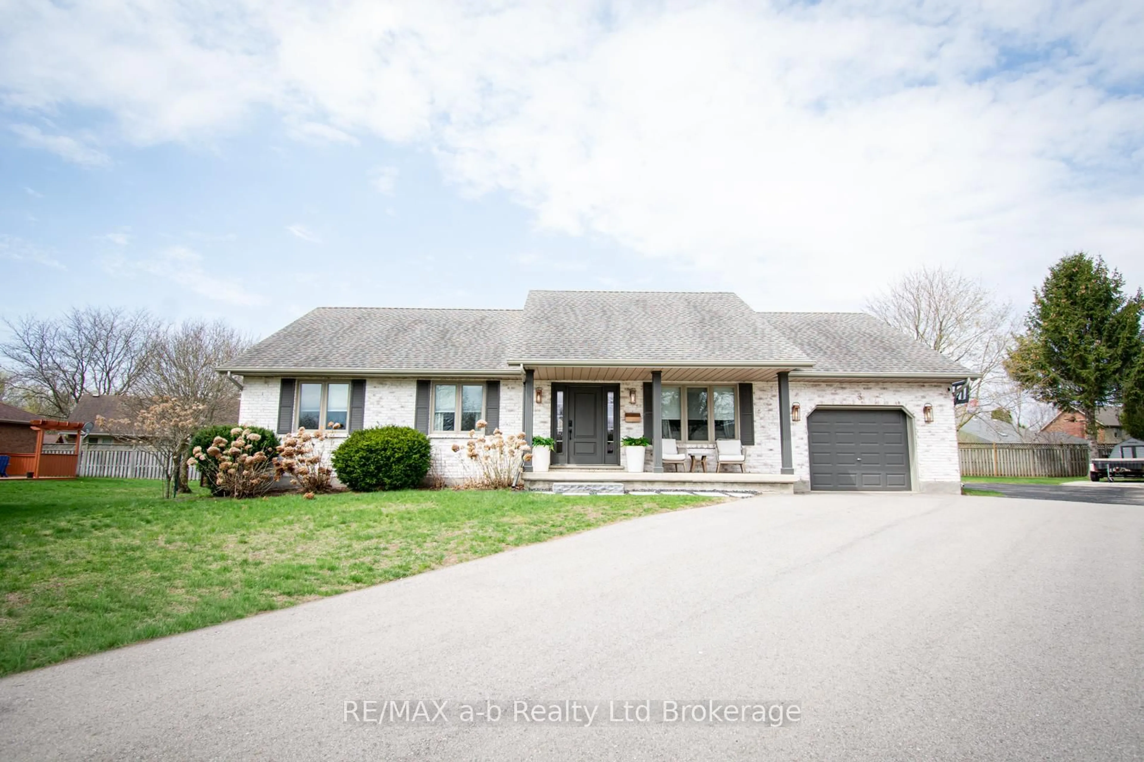 Home with vinyl exterior material, street for 3 Belfast Circ, Tillsonburg Ontario N4G 5G3