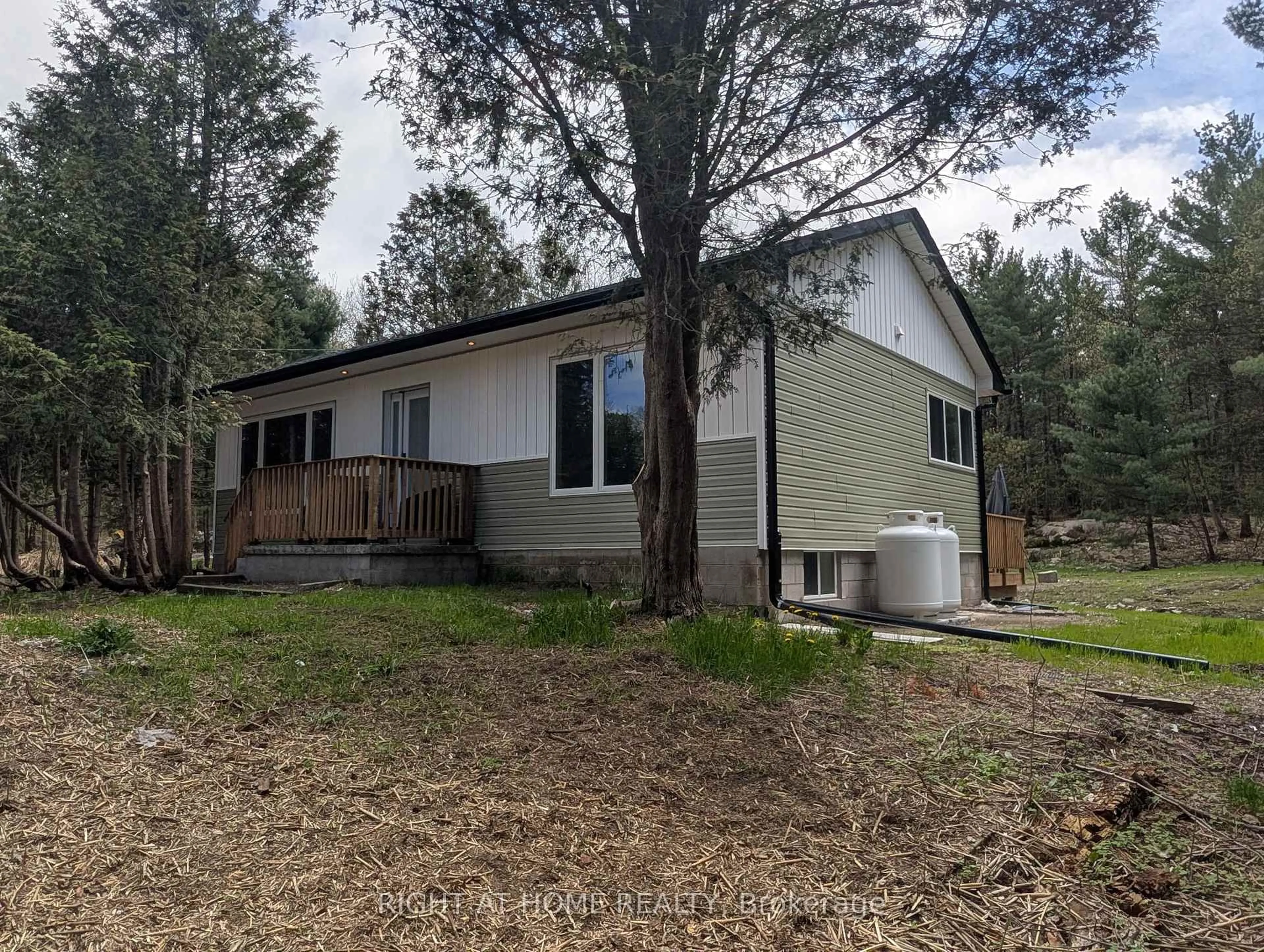 Home with vinyl exterior material, unknown for 44 559 Highway, Carling Ontario P0G 1G0