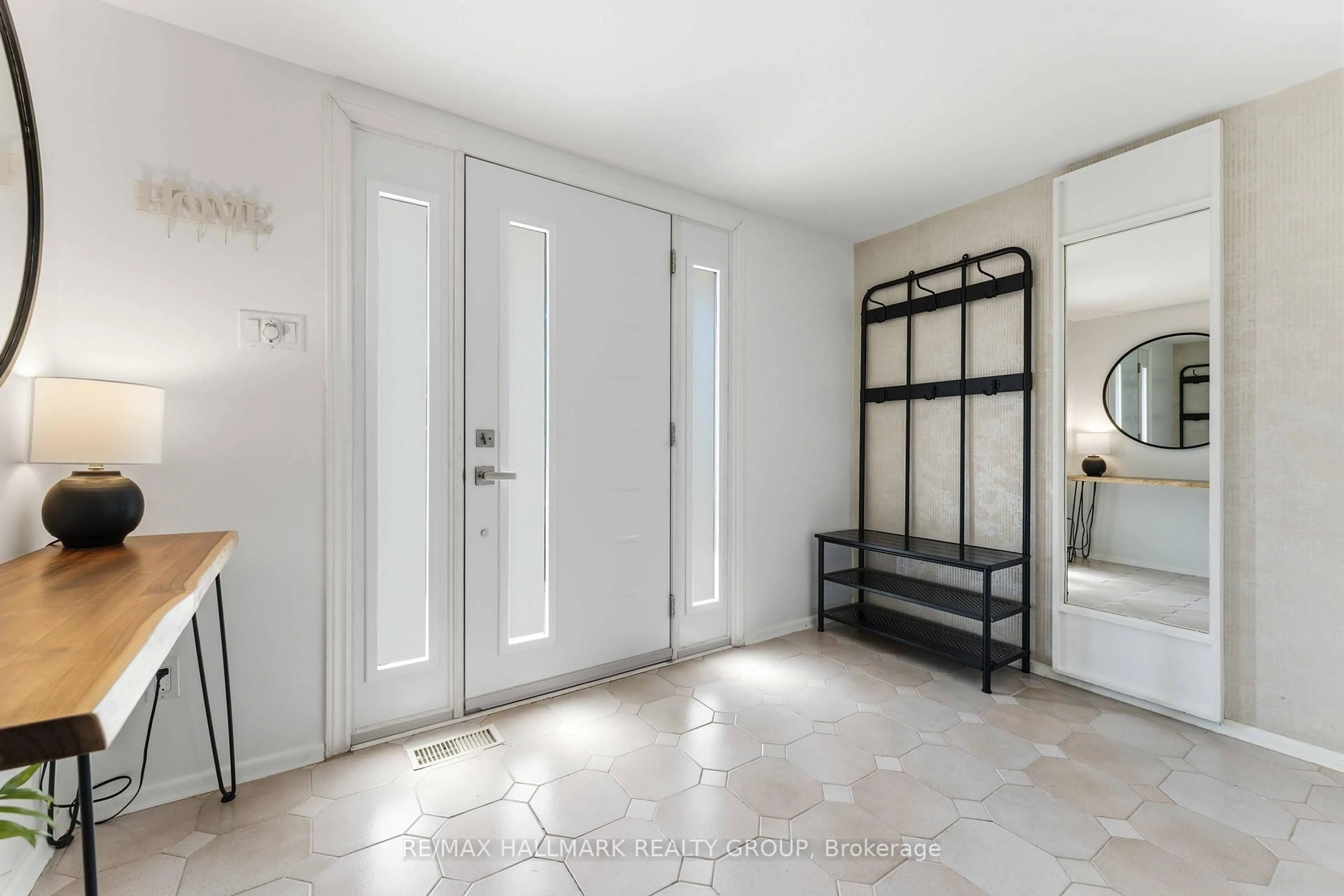 Indoor entryway for 1119 Cameo Dr, Ottawa Ontario K2C 1Y6