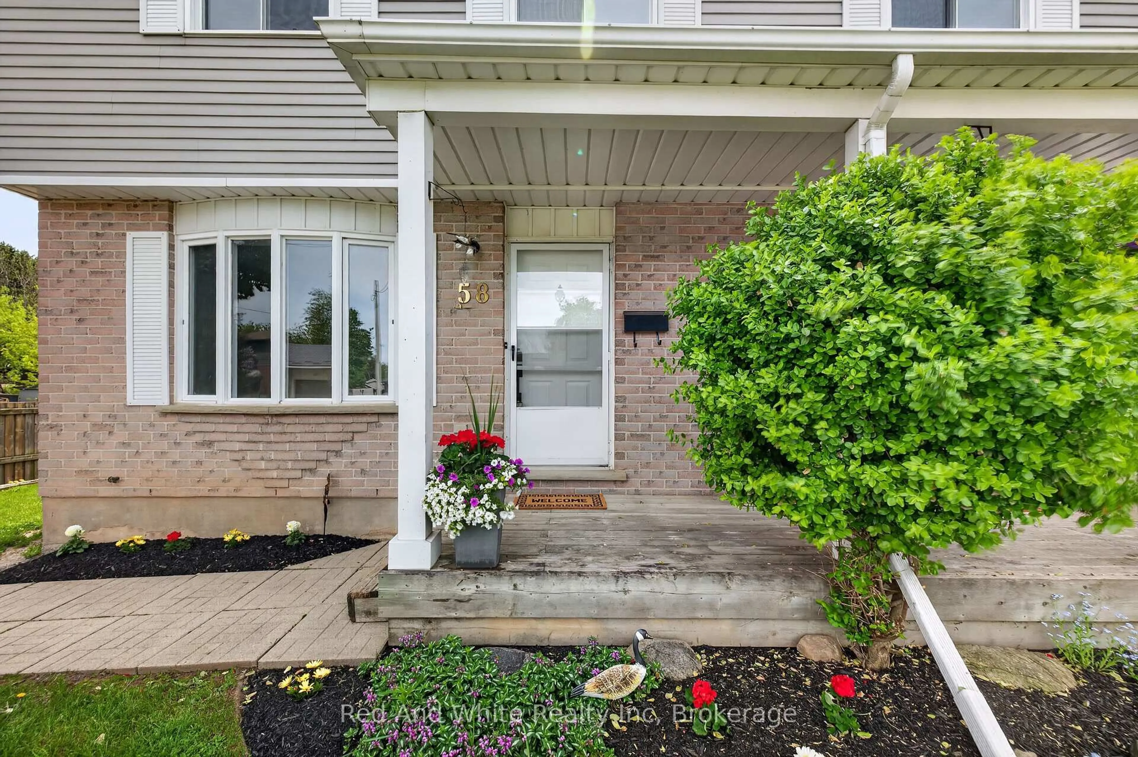 Indoor entryway for 58 Catherine St, Wilmot Ontario N3A 1Z8