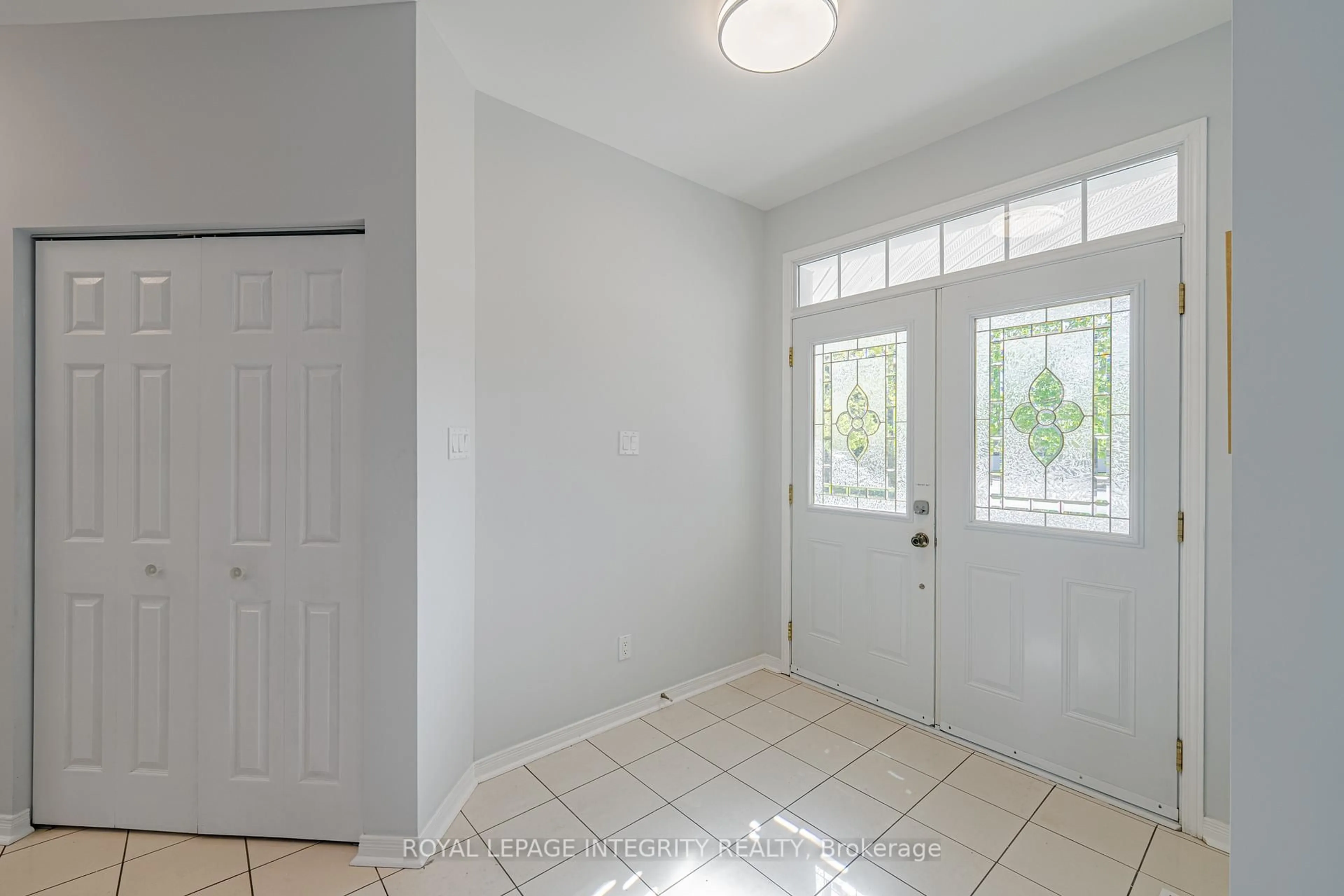 Indoor entryway for 102 WHITESTONE Dr, Ottawa Ontario K2C 4C5