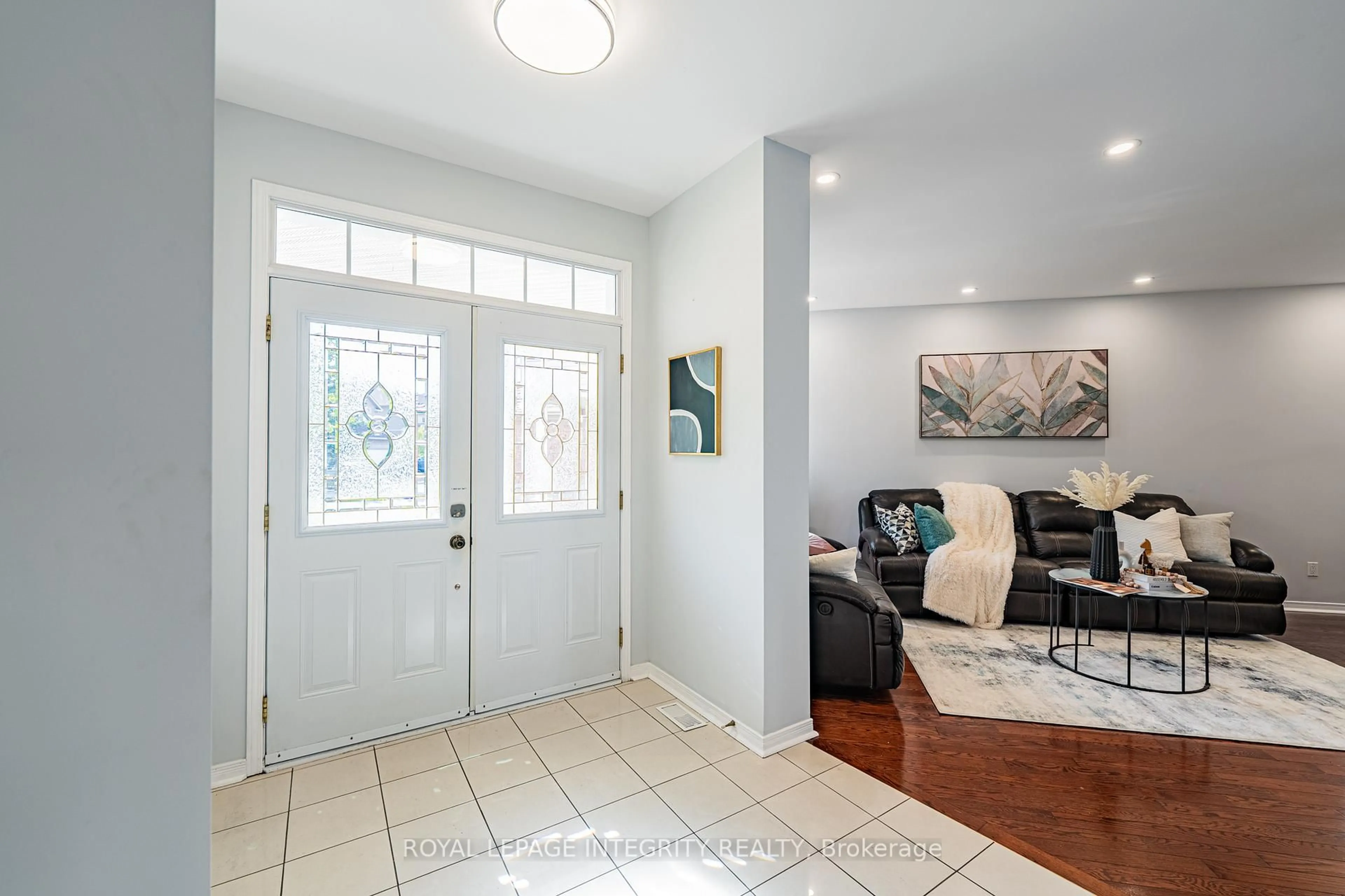 Indoor entryway for 102 WHITESTONE Dr, Ottawa Ontario K2C 4C5