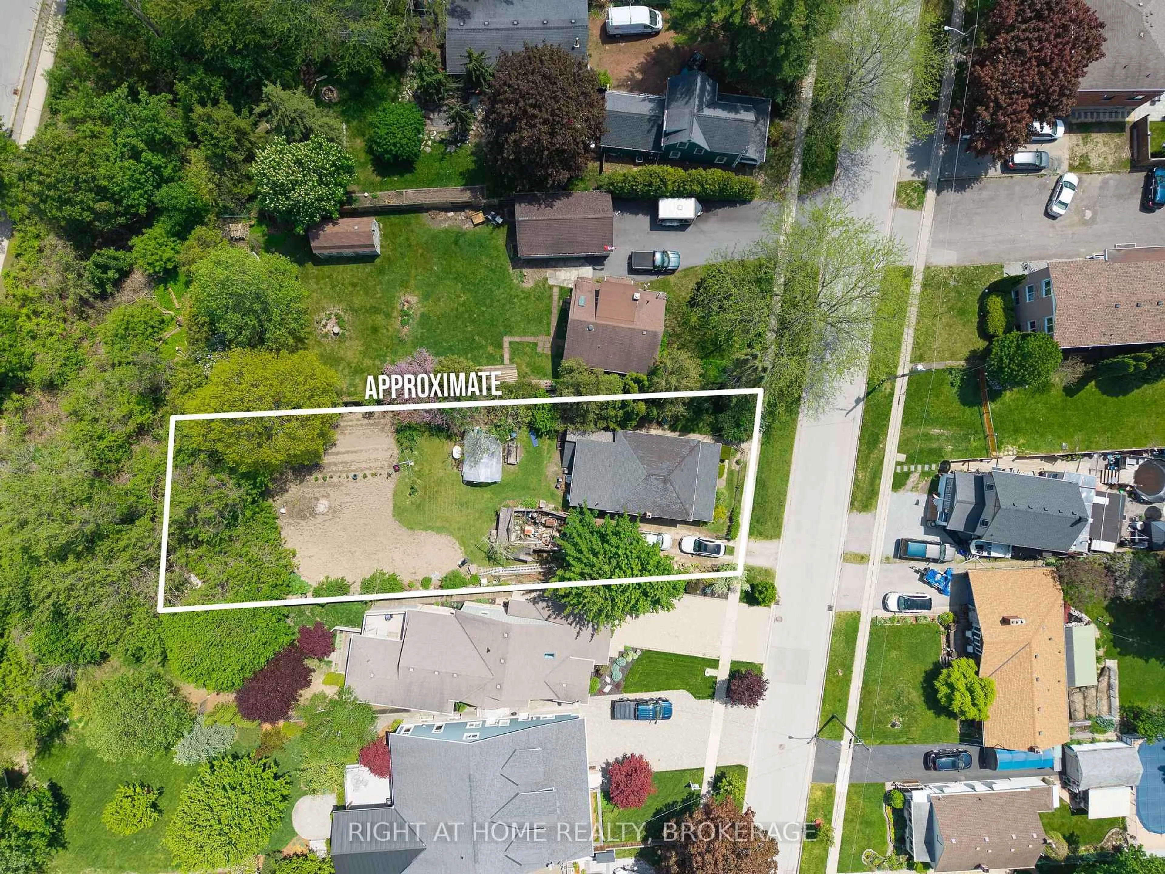 A pic from outside/outdoor area/front of a property/back of a property/a pic from drone, street for 20 John St, St. Catharines Ontario L2N 4P1