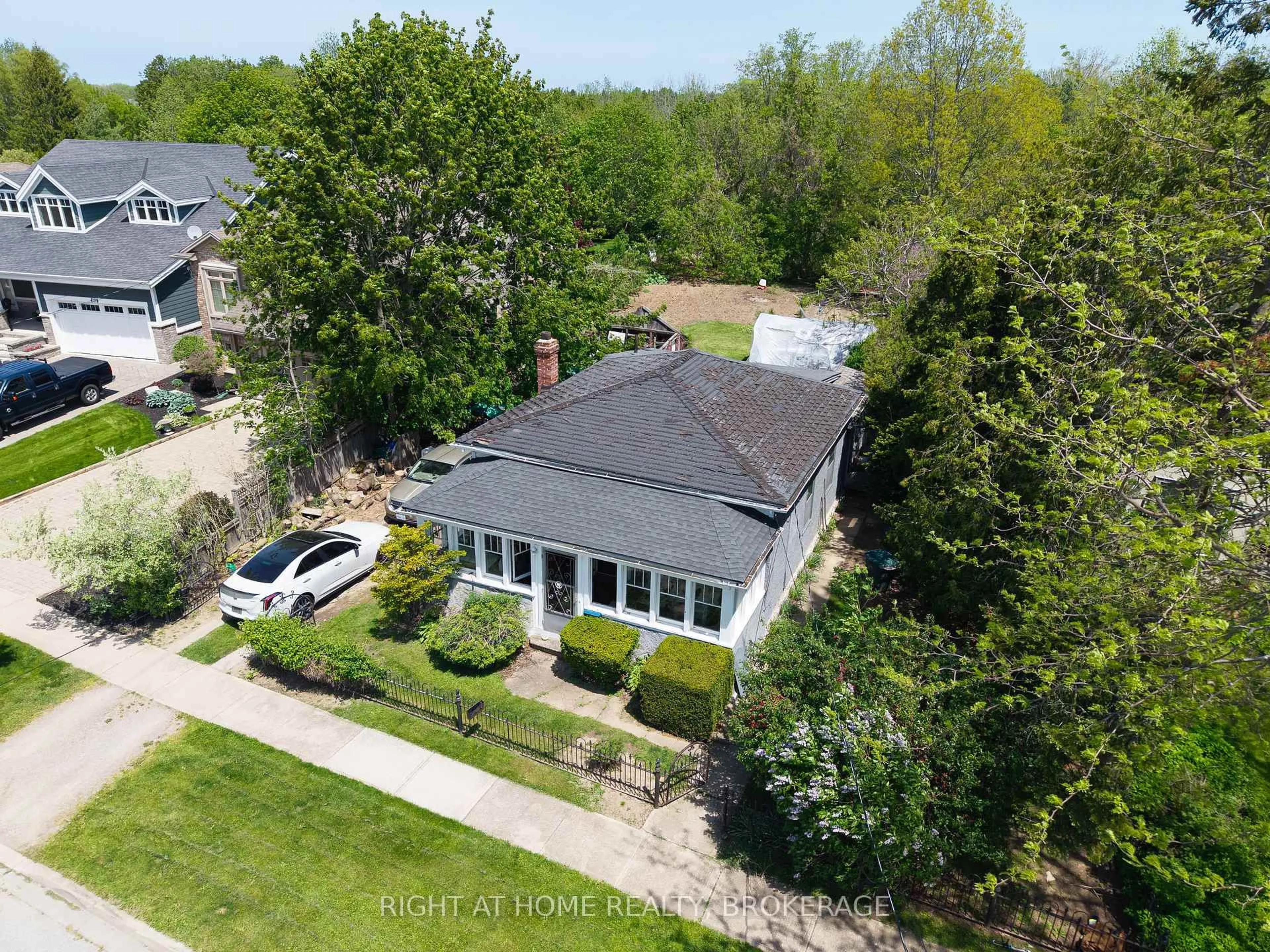 A pic from outside/outdoor area/front of a property/back of a property/a pic from drone, street for 20 John St, St. Catharines Ontario L2N 4P1