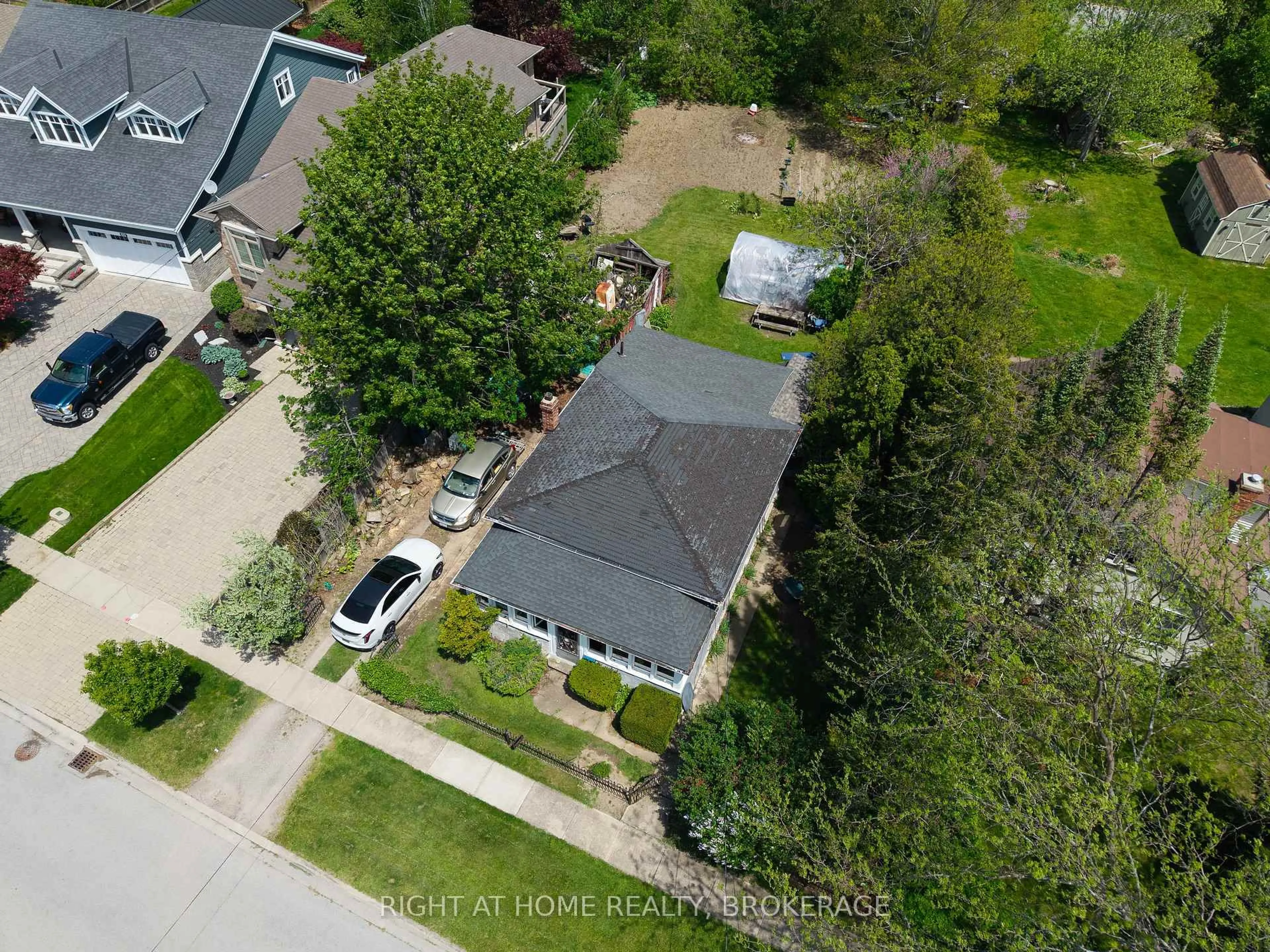 A pic from outside/outdoor area/front of a property/back of a property/a pic from drone, street for 20 John St, St. Catharines Ontario L2N 4P1
