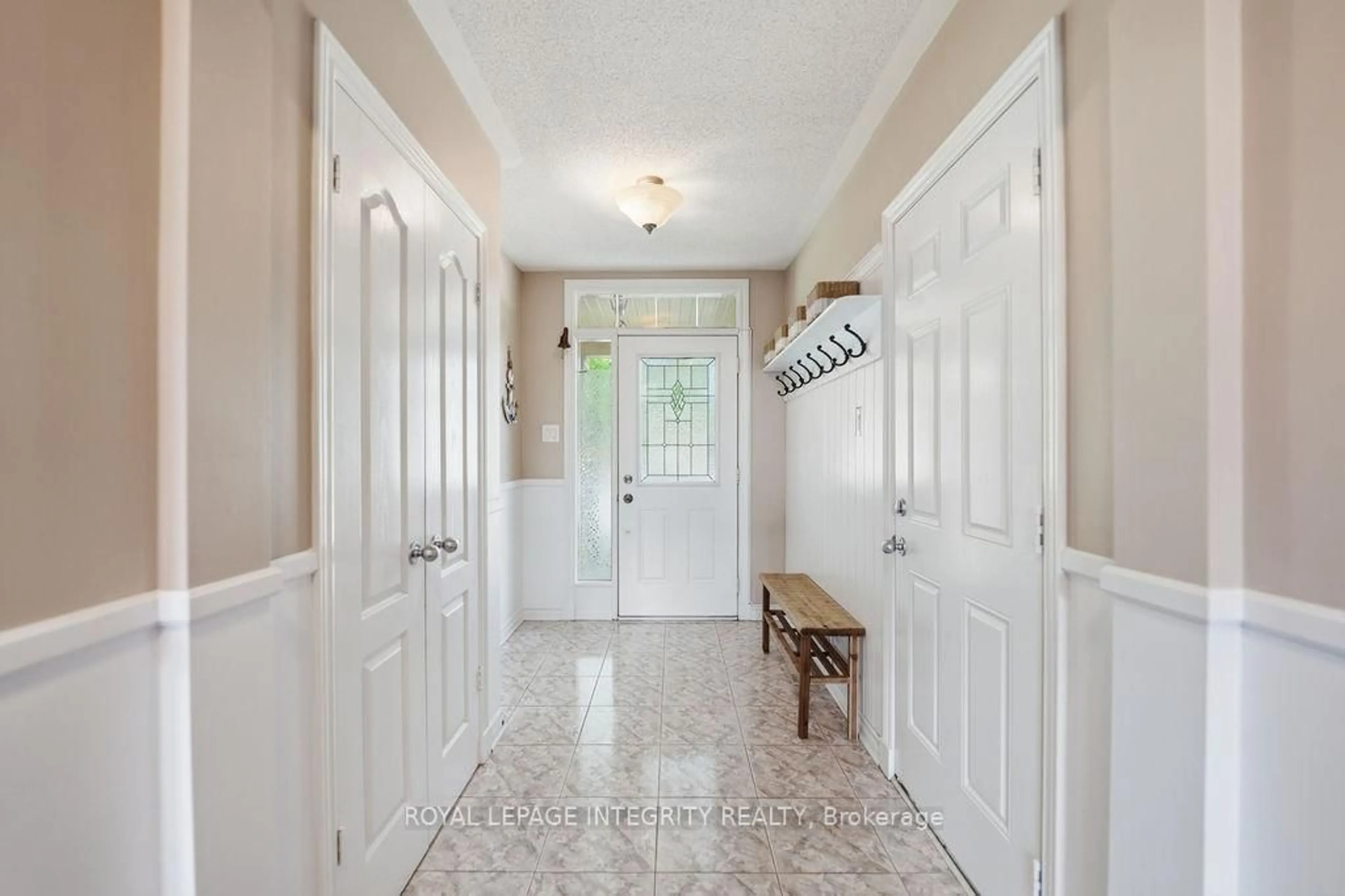 Indoor entryway for 230 KEYROCK Dr, Kanata Ontario K2T 0B4