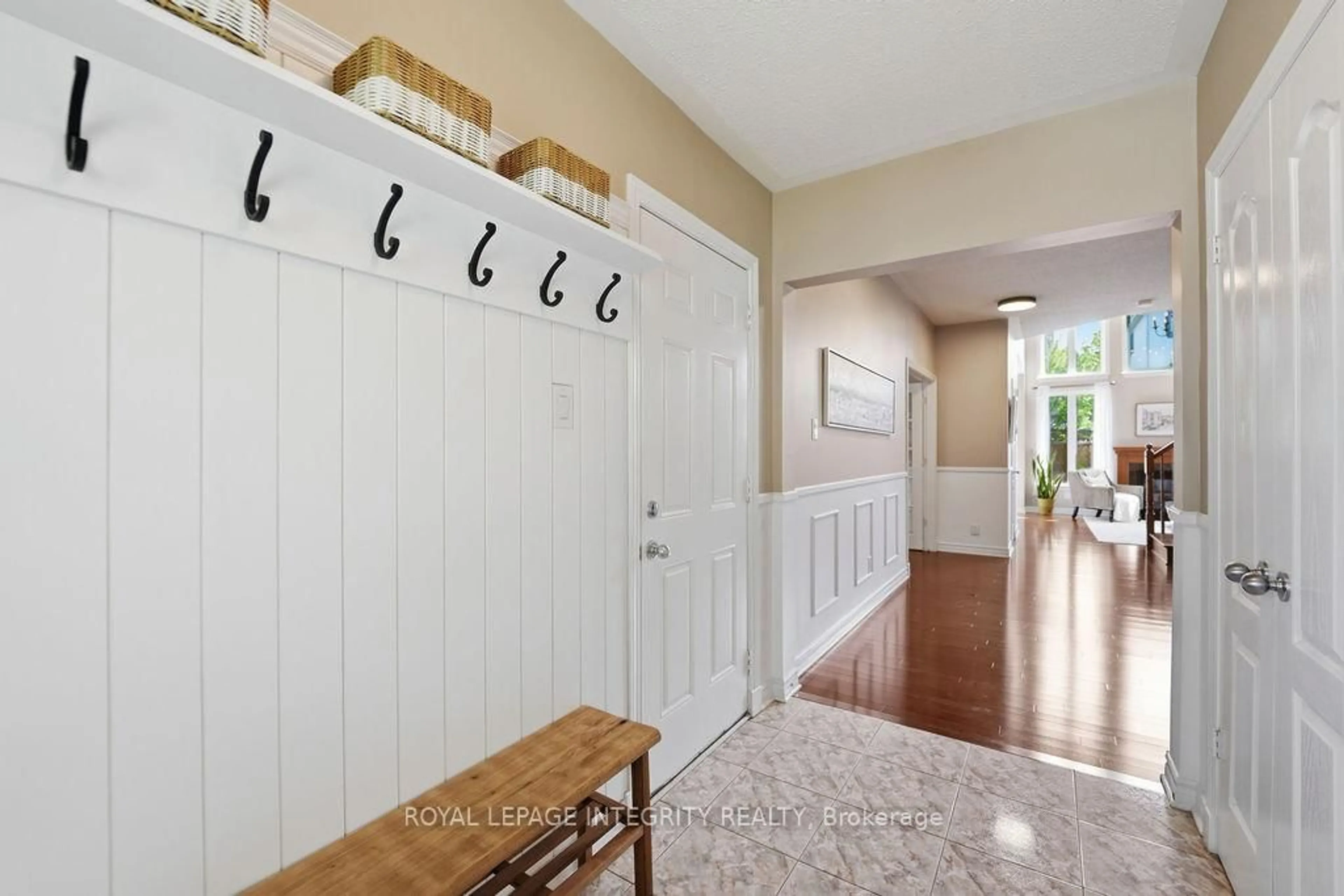 Indoor entryway for 230 KEYROCK Dr, Kanata Ontario K2T 0B4