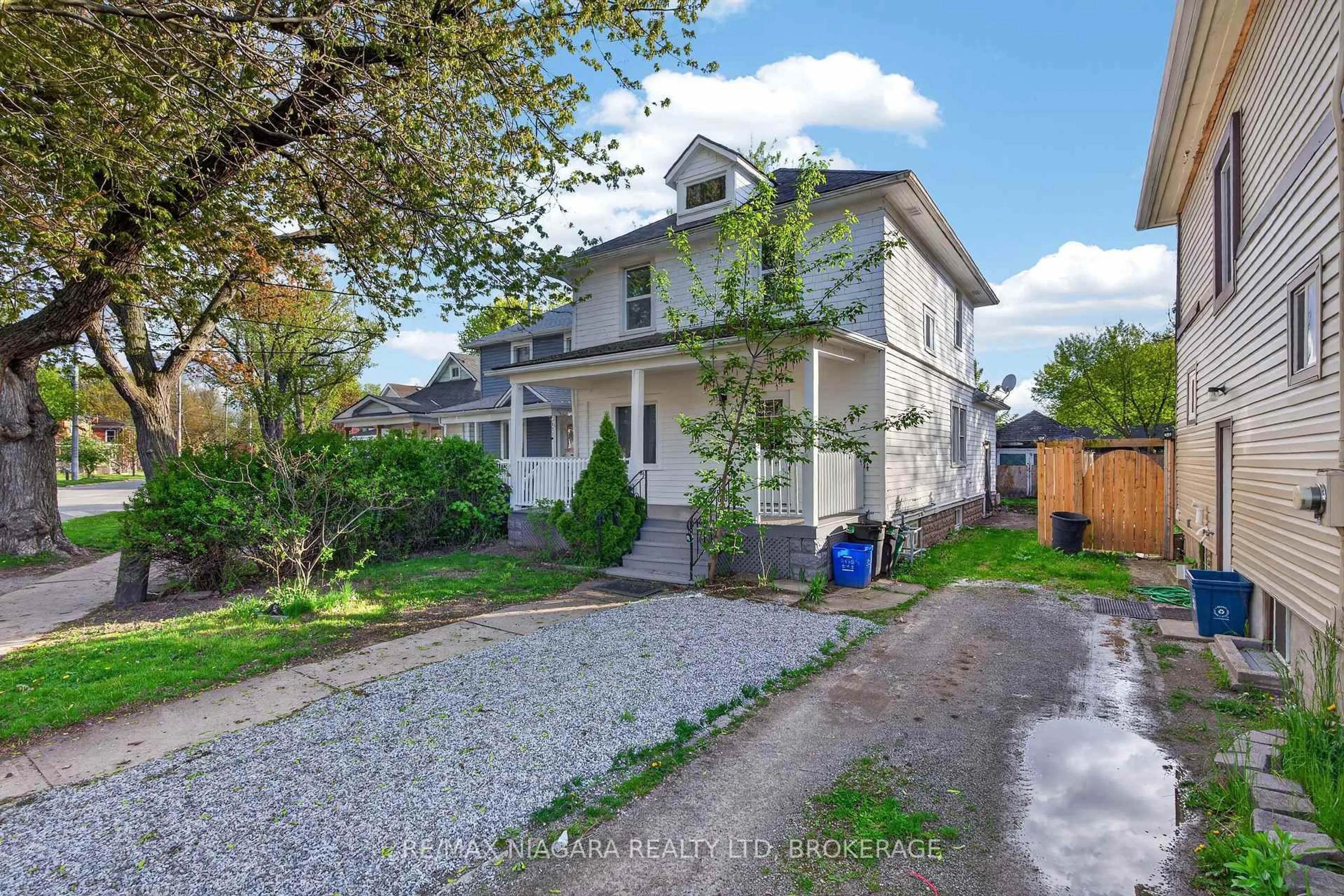 A pic from outside/outdoor area/front of a property/back of a property/a pic from drone, street for 173 Lake St, St. Catharines Ontario L2R 5Y8