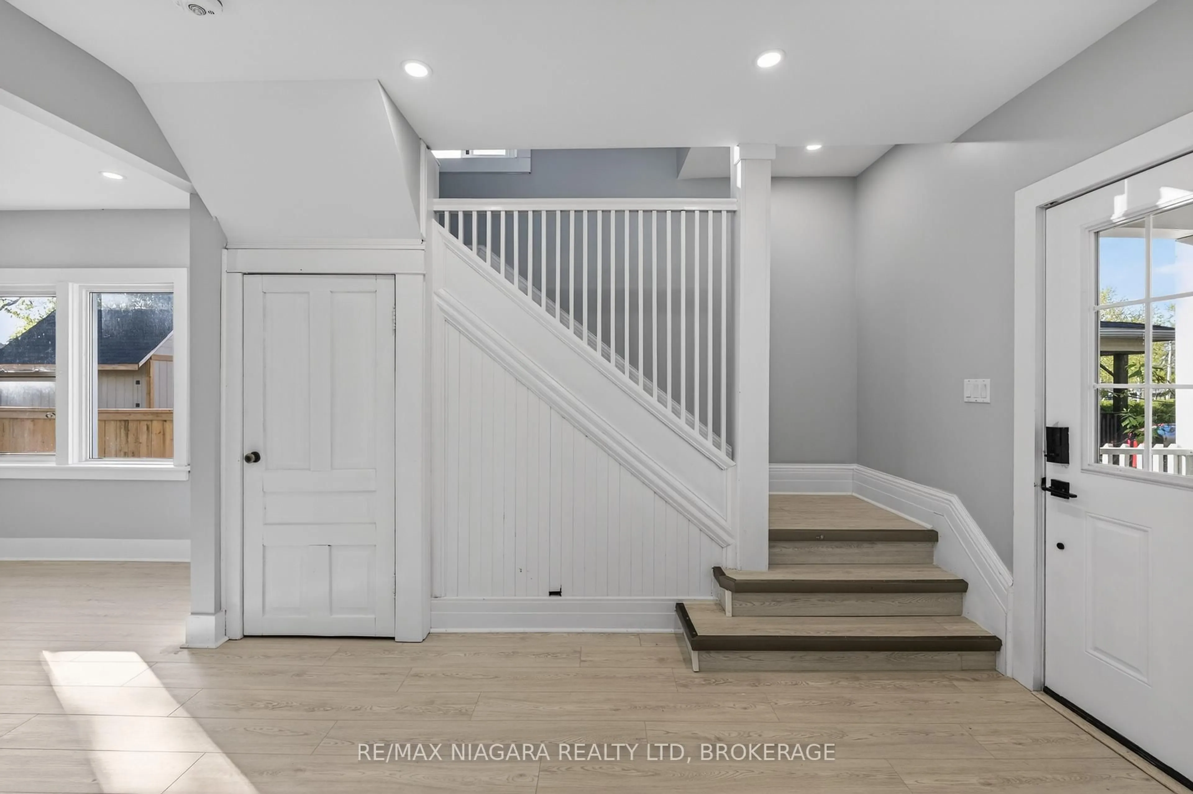 Indoor entryway for 173 Lake St, St. Catharines Ontario L2R 5Y8