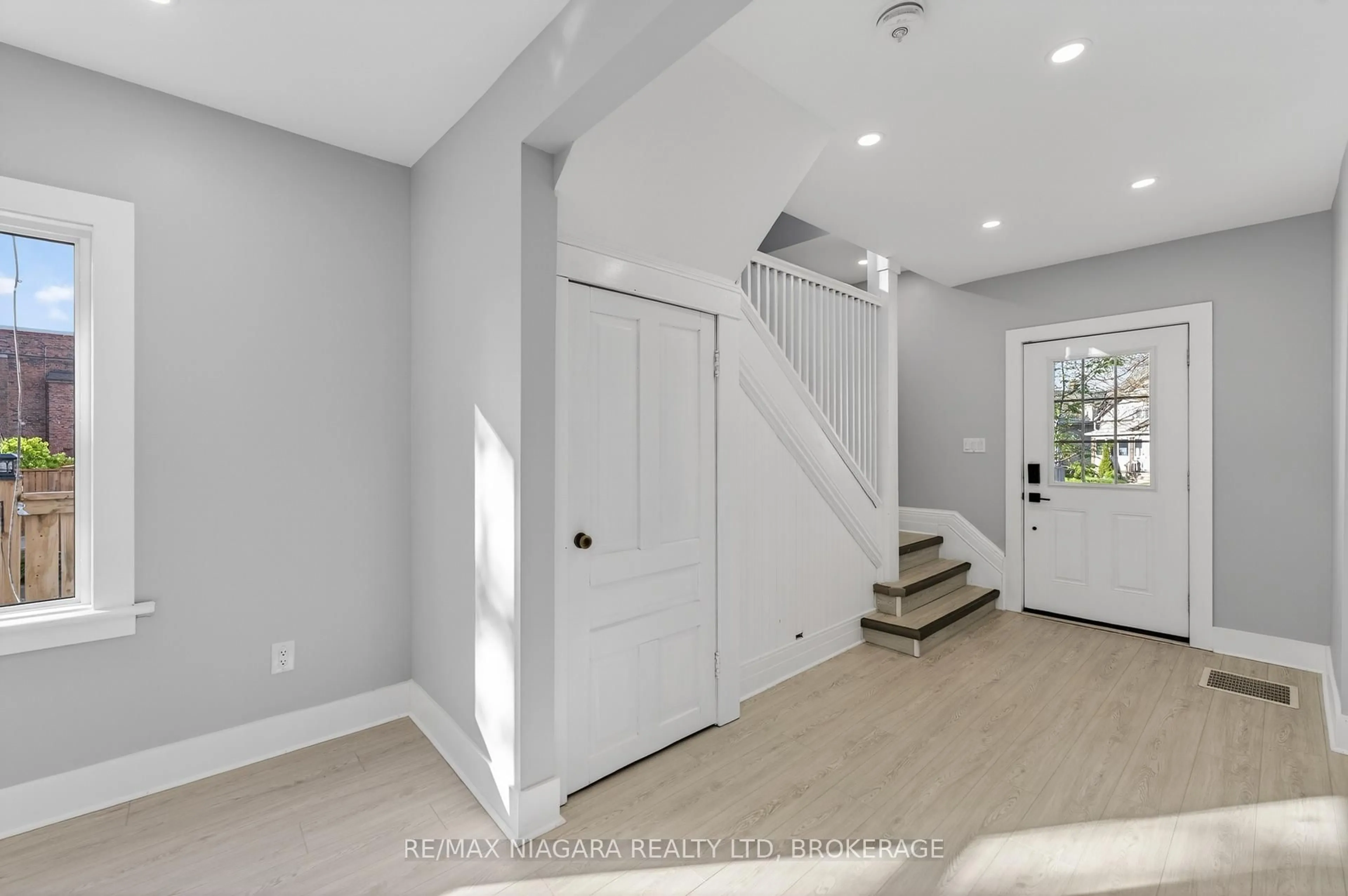 Indoor entryway for 173 Lake St, St. Catharines Ontario L2R 5Y8