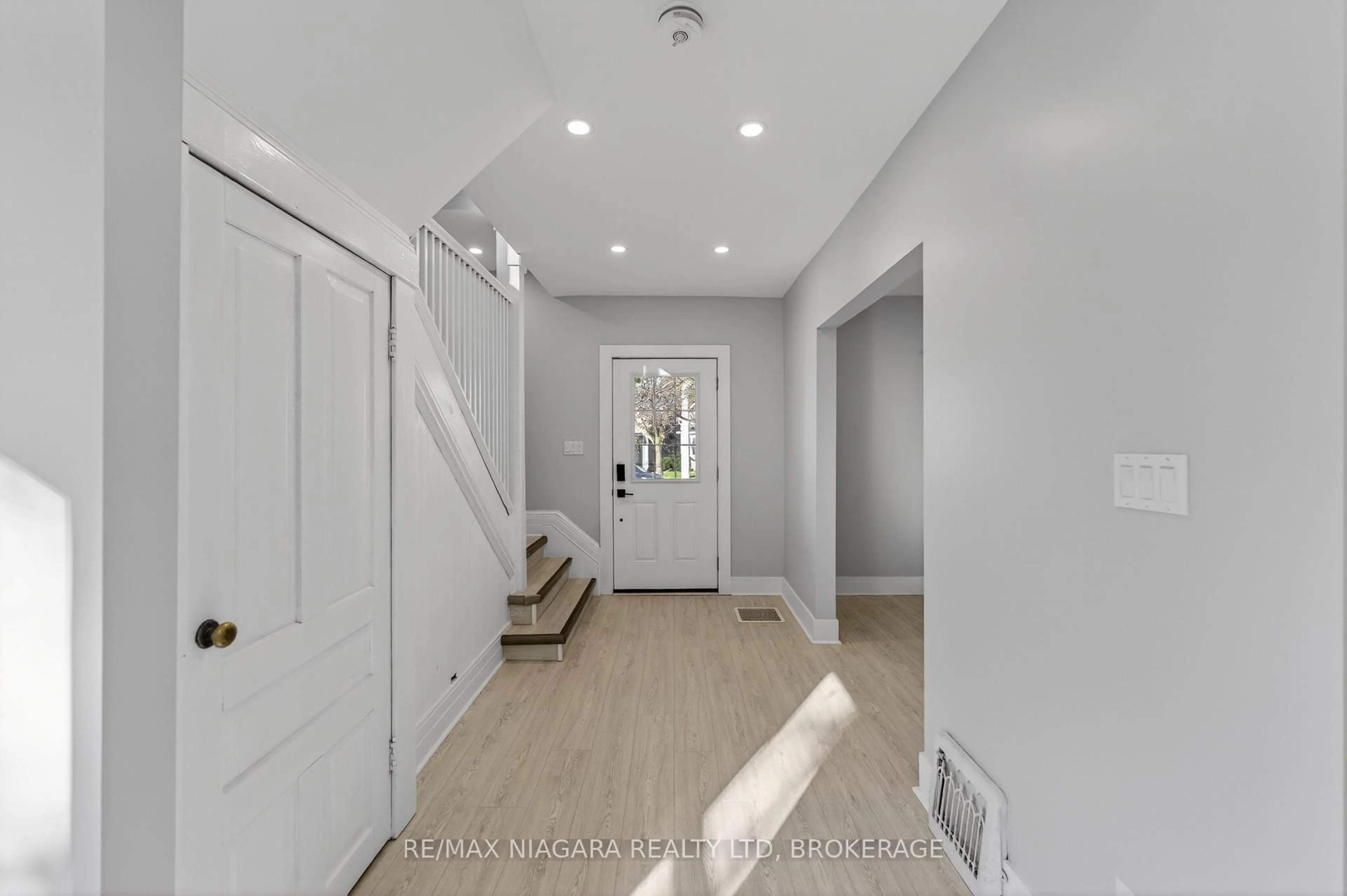 Indoor entryway for 173 Lake St, St. Catharines Ontario L2R 5Y8