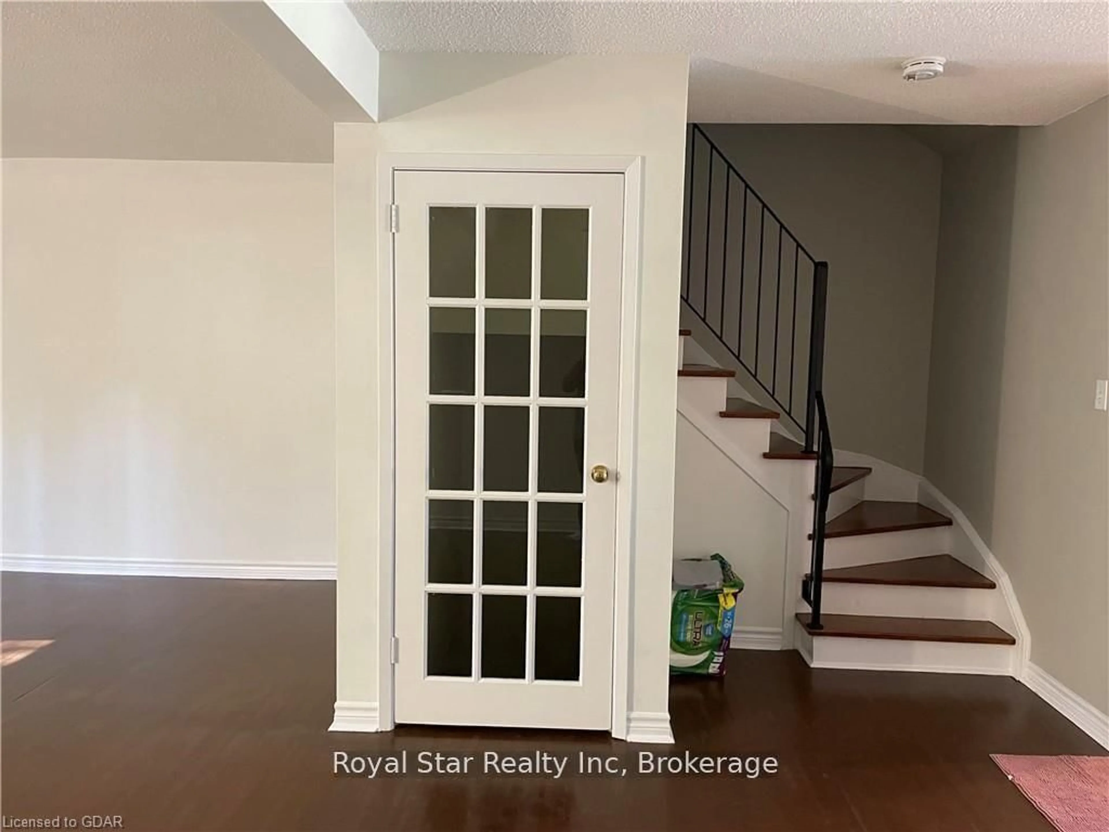 Indoor entryway for 201 Silvercreek Pkwy #38, Guelph Ontario N1H 3T4