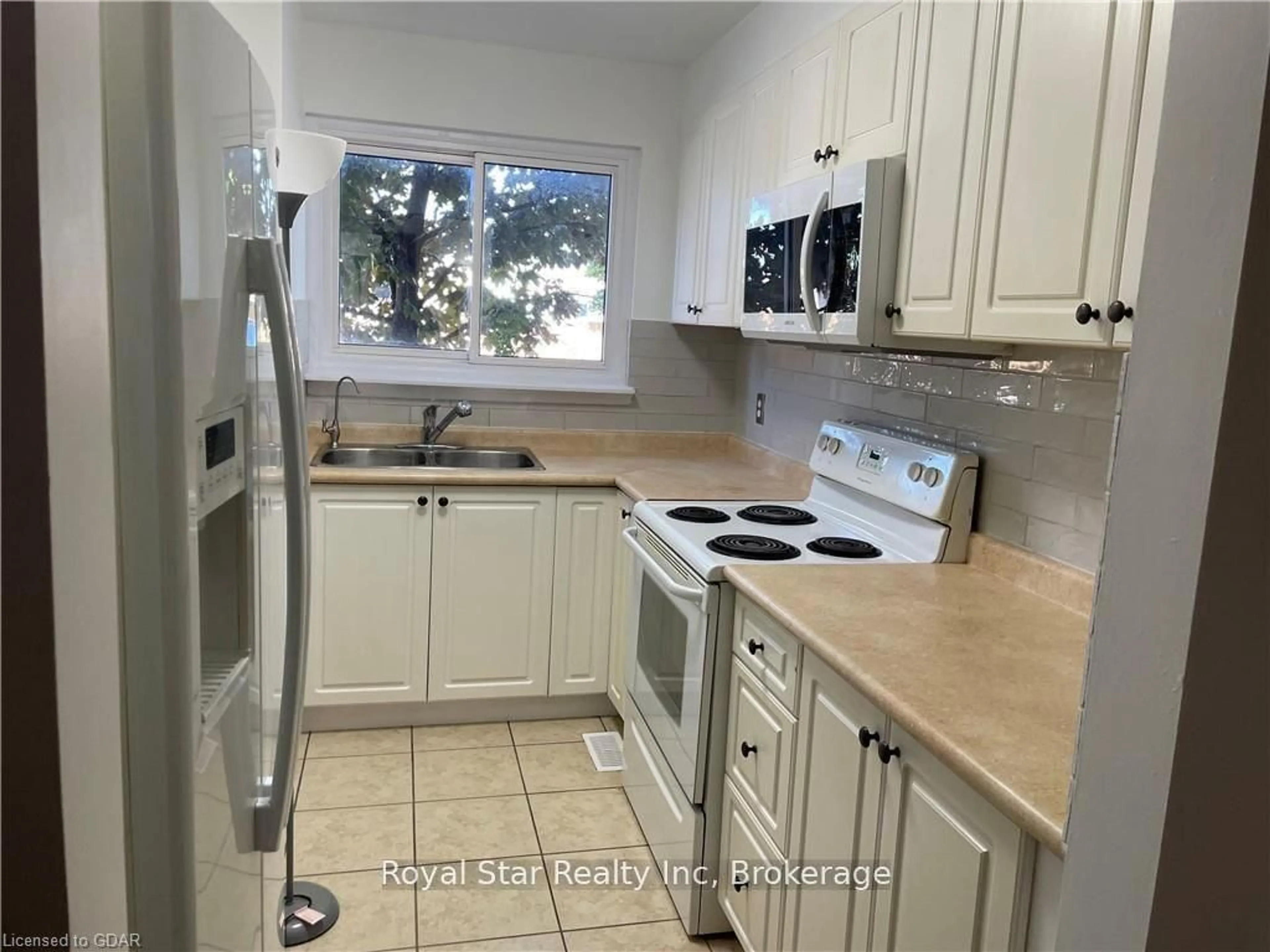 Standard kitchen, unknown for 201 Silvercreek Pkwy #38, Guelph Ontario N1H 3T4