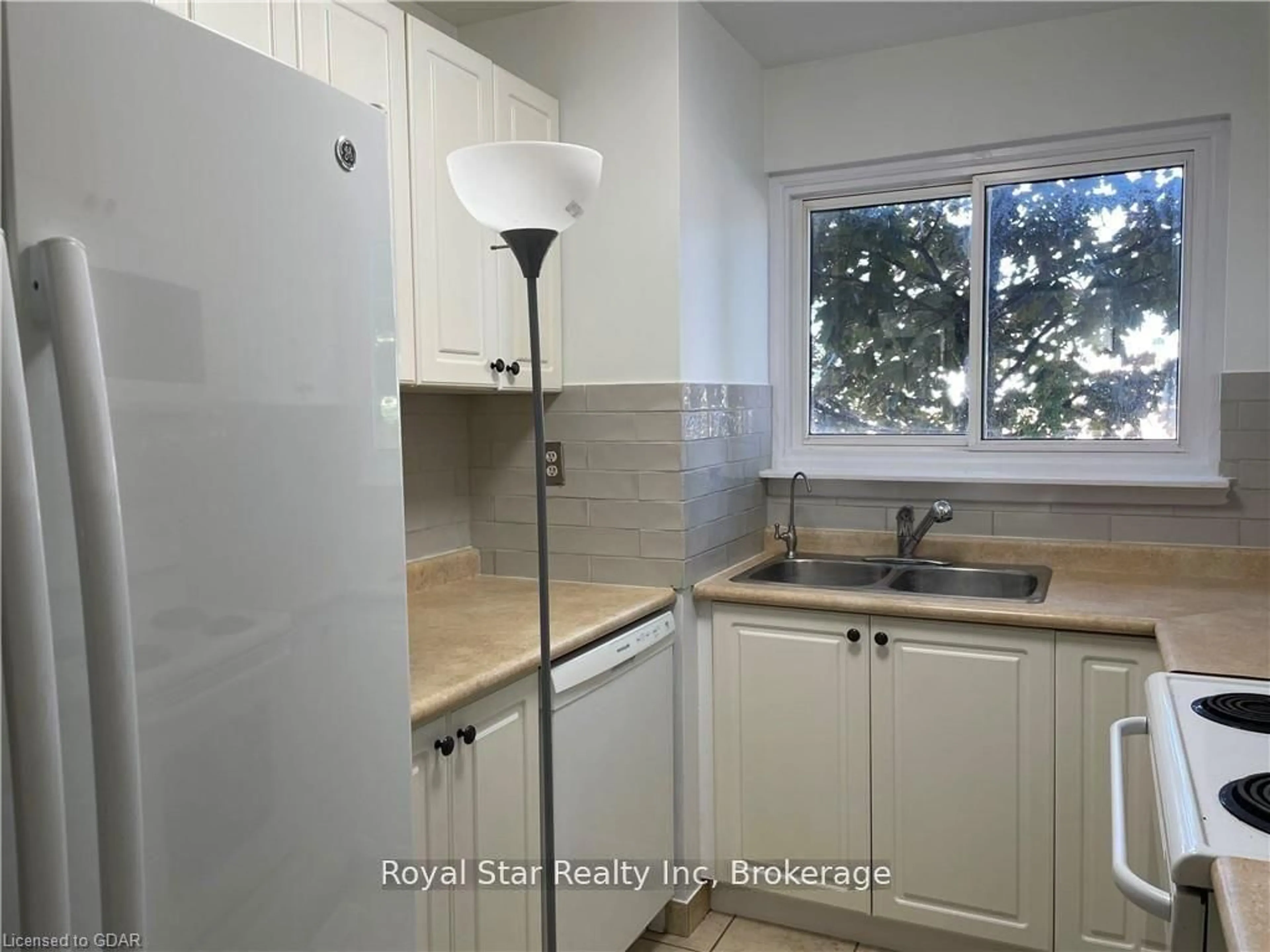 Standard kitchen, unknown for 201 Silvercreek Pkwy #38, Guelph Ontario N1H 3T4
