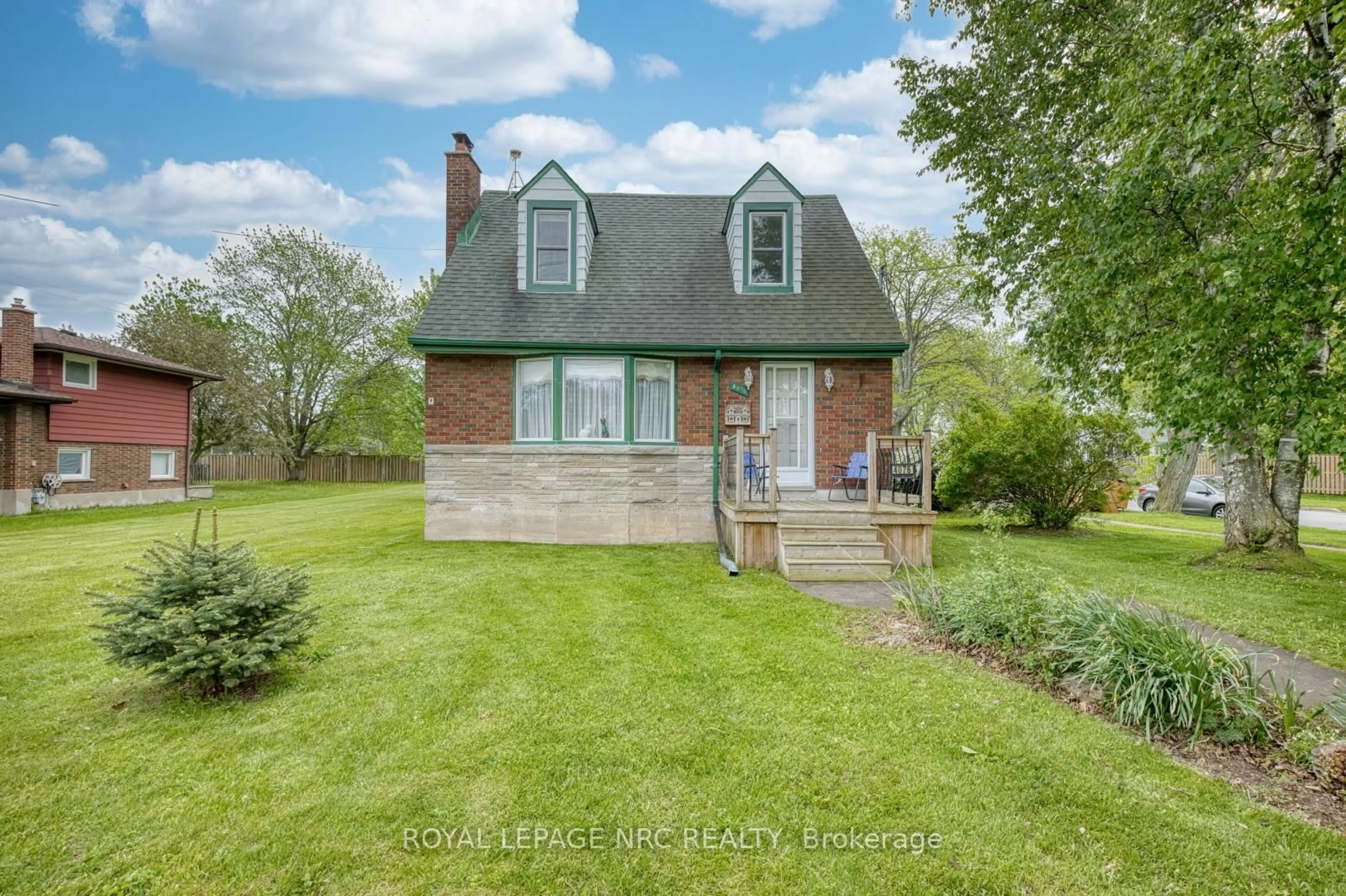 Home with brick exterior material, street for 4076 Welland St, Niagara Falls Ontario L2G 6J8