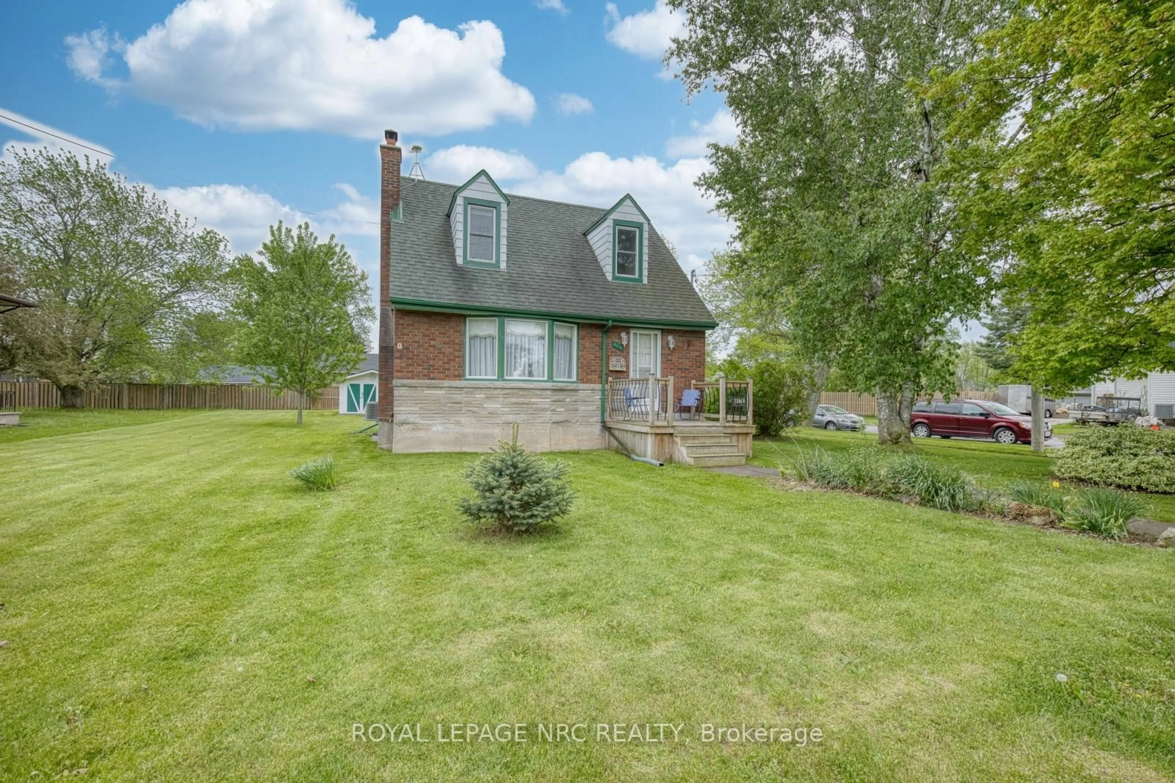 A pic from outside/outdoor area/front of a property/back of a property/a pic from drone, unknown for 4076 Welland St, Niagara Falls Ontario L2G 6J8