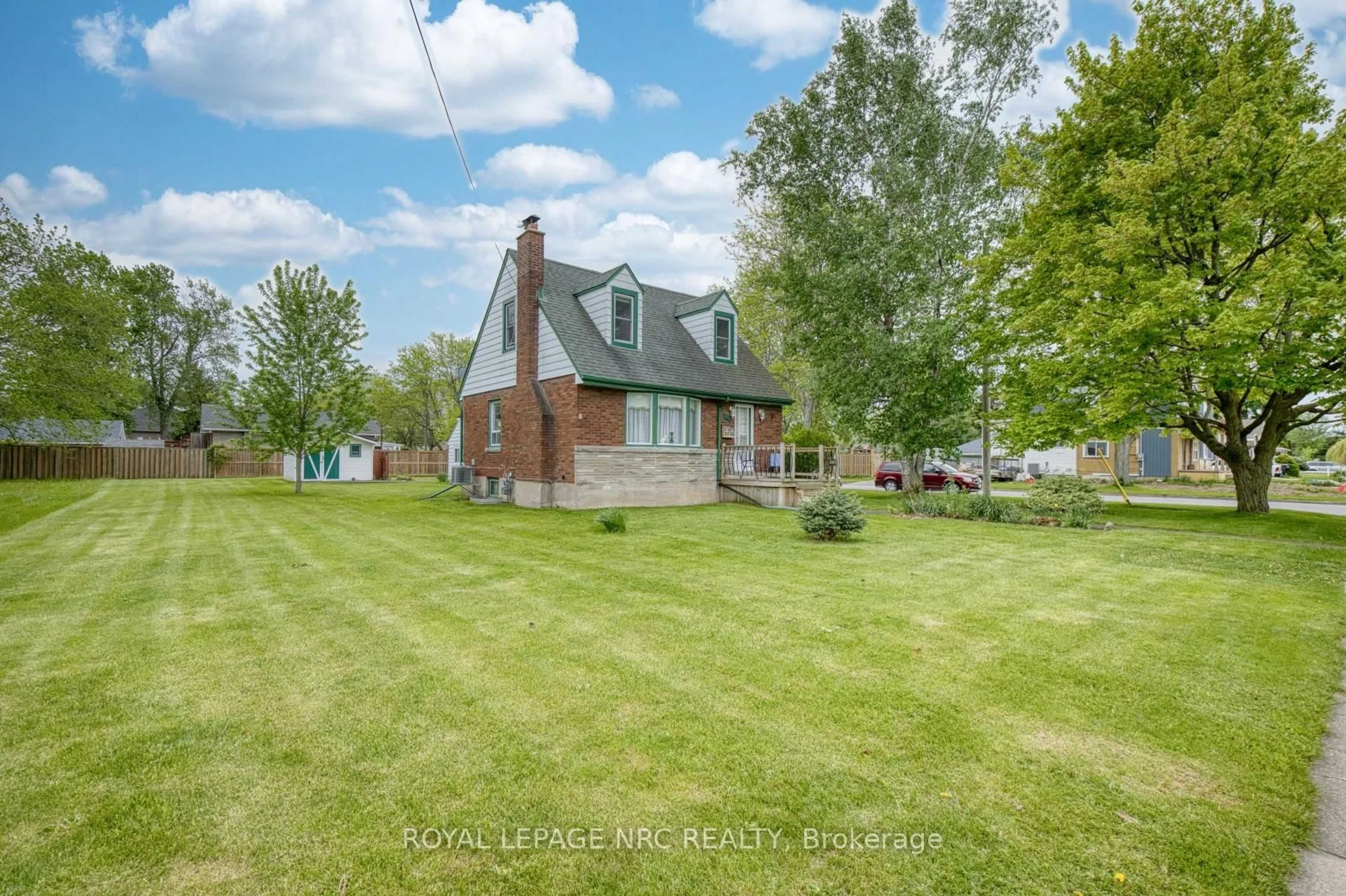 A pic from outside/outdoor area/front of a property/back of a property/a pic from drone, unknown for 4076 Welland St, Niagara Falls Ontario L2G 6J8