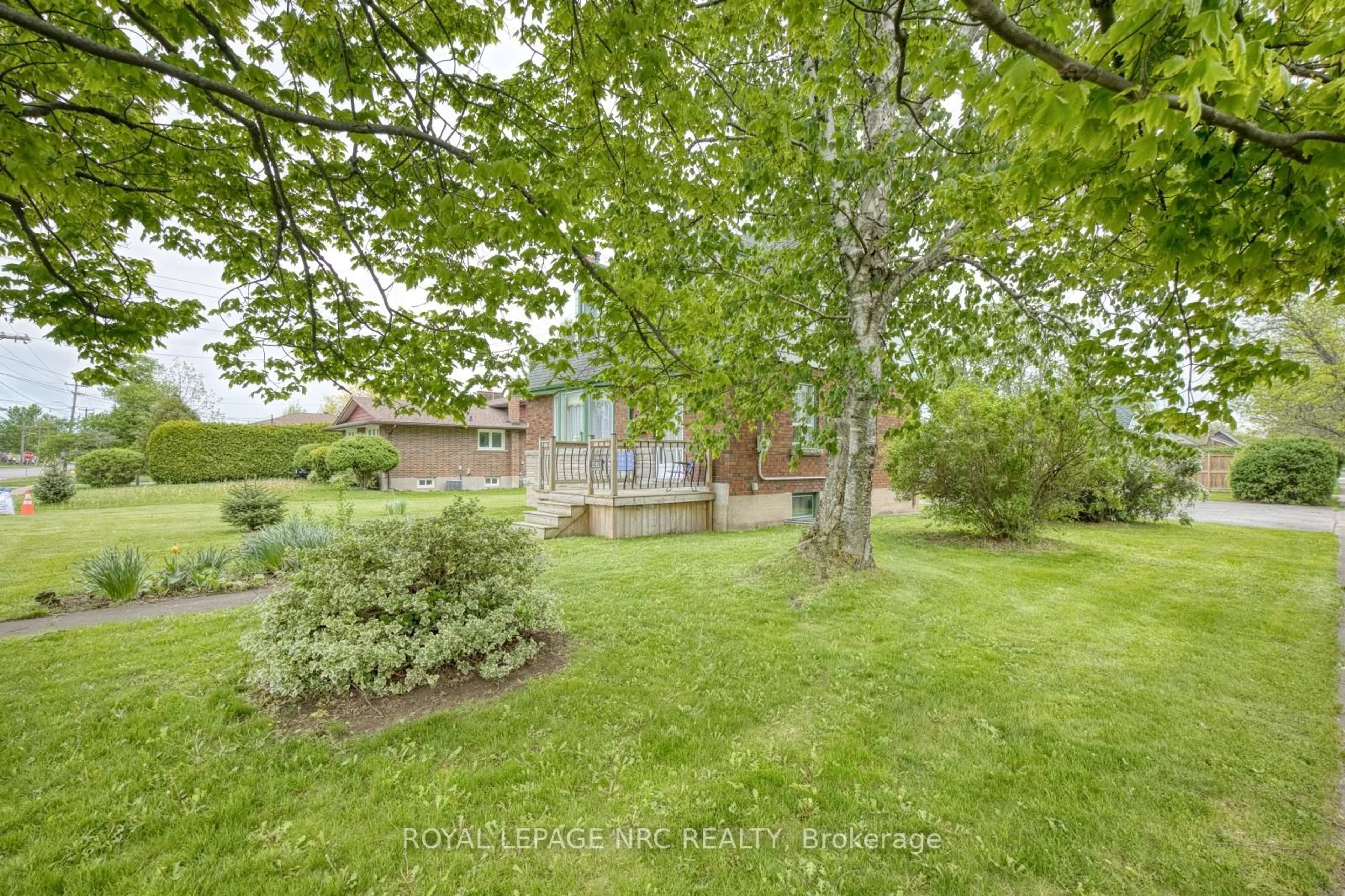 A pic from outside/outdoor area/front of a property/back of a property/a pic from drone, unknown for 4076 Welland St, Niagara Falls Ontario L2G 6J8