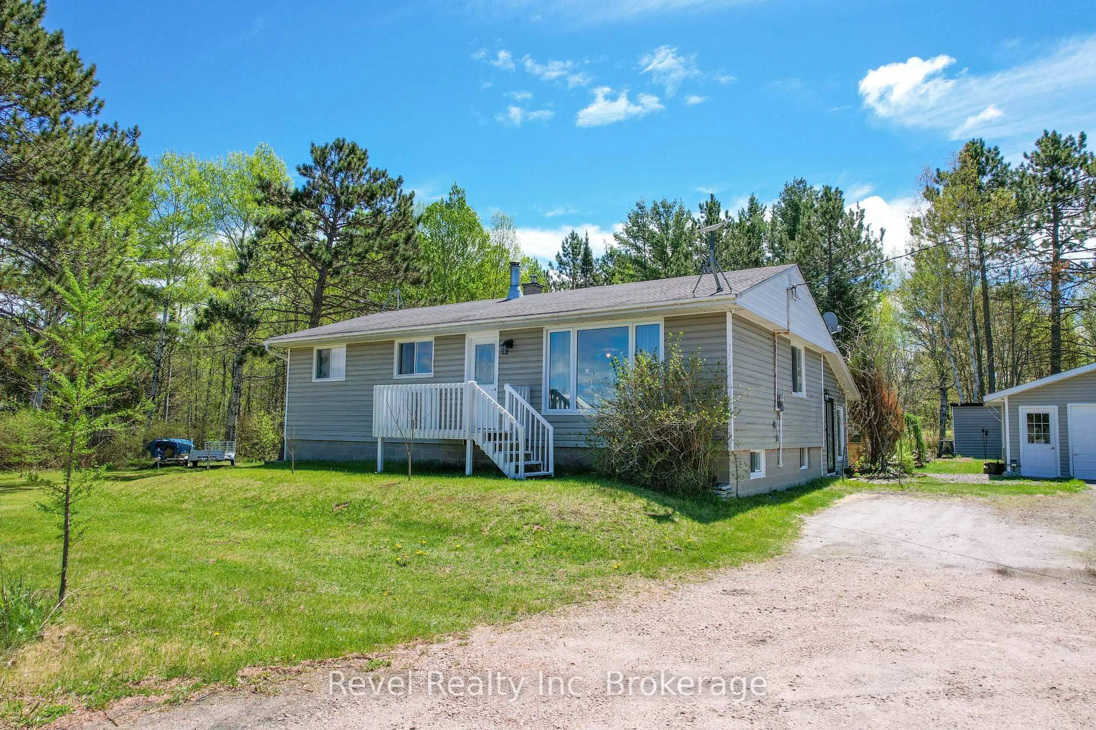 Home with vinyl exterior material, unknown for 1827 Highway 654, Callander Ontario P0H 1H0