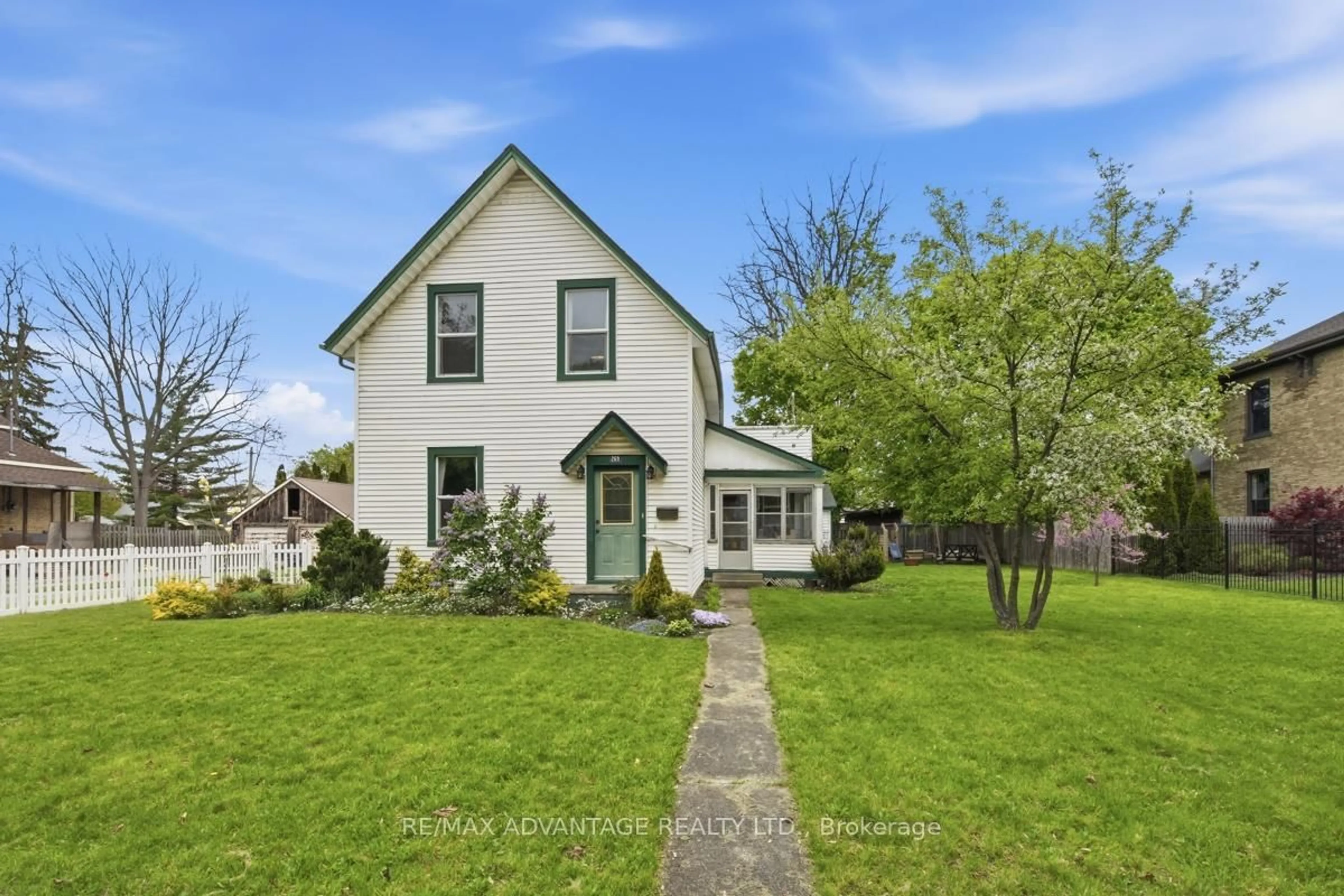 A pic from outside/outdoor area/front of a property/back of a property/a pic from drone, street for 269 Talbot St, Aylmer Ontario N5H 1H6