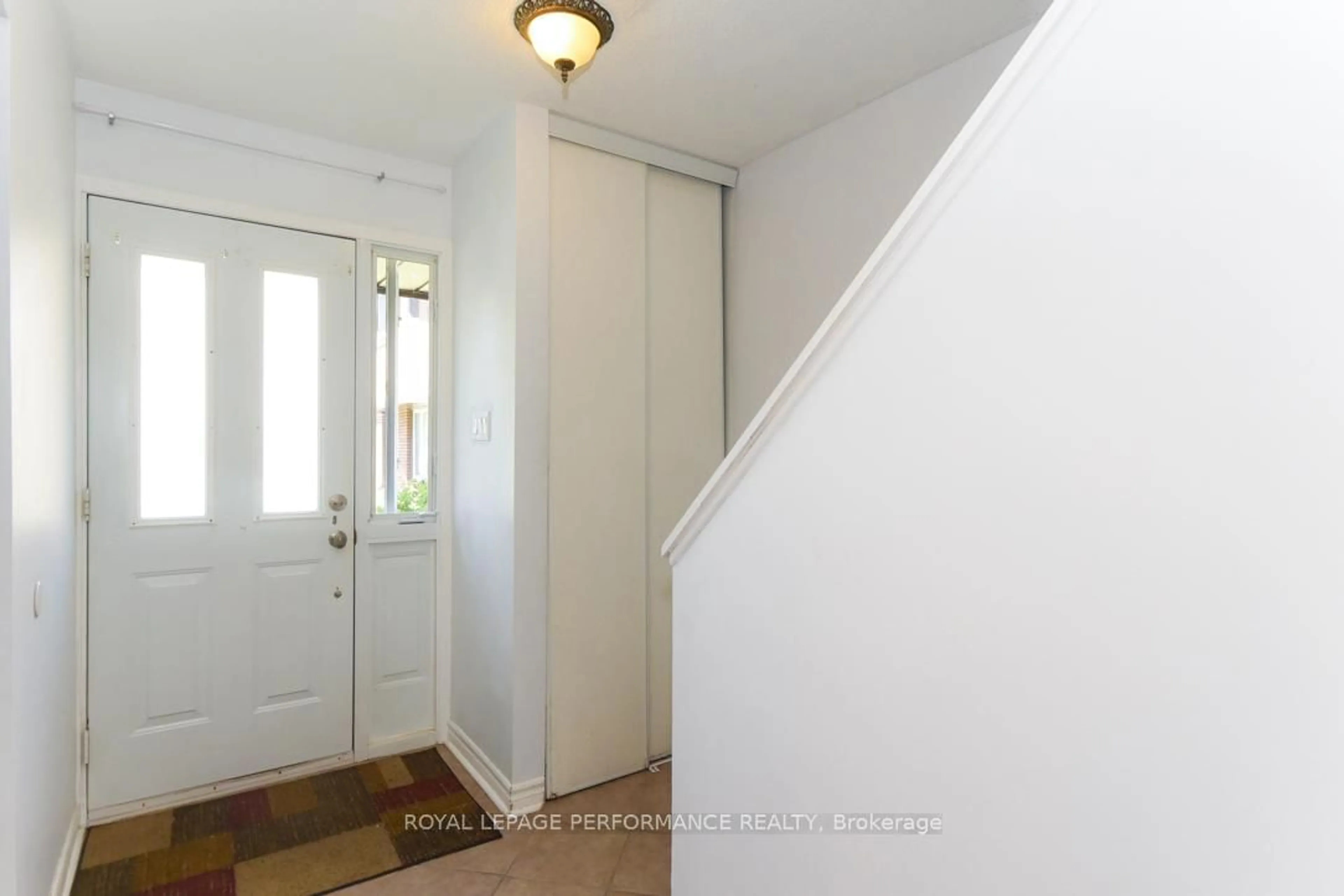Indoor entryway for 3194 Stockton Dr, Gloucester Ontario K1T 1S1
