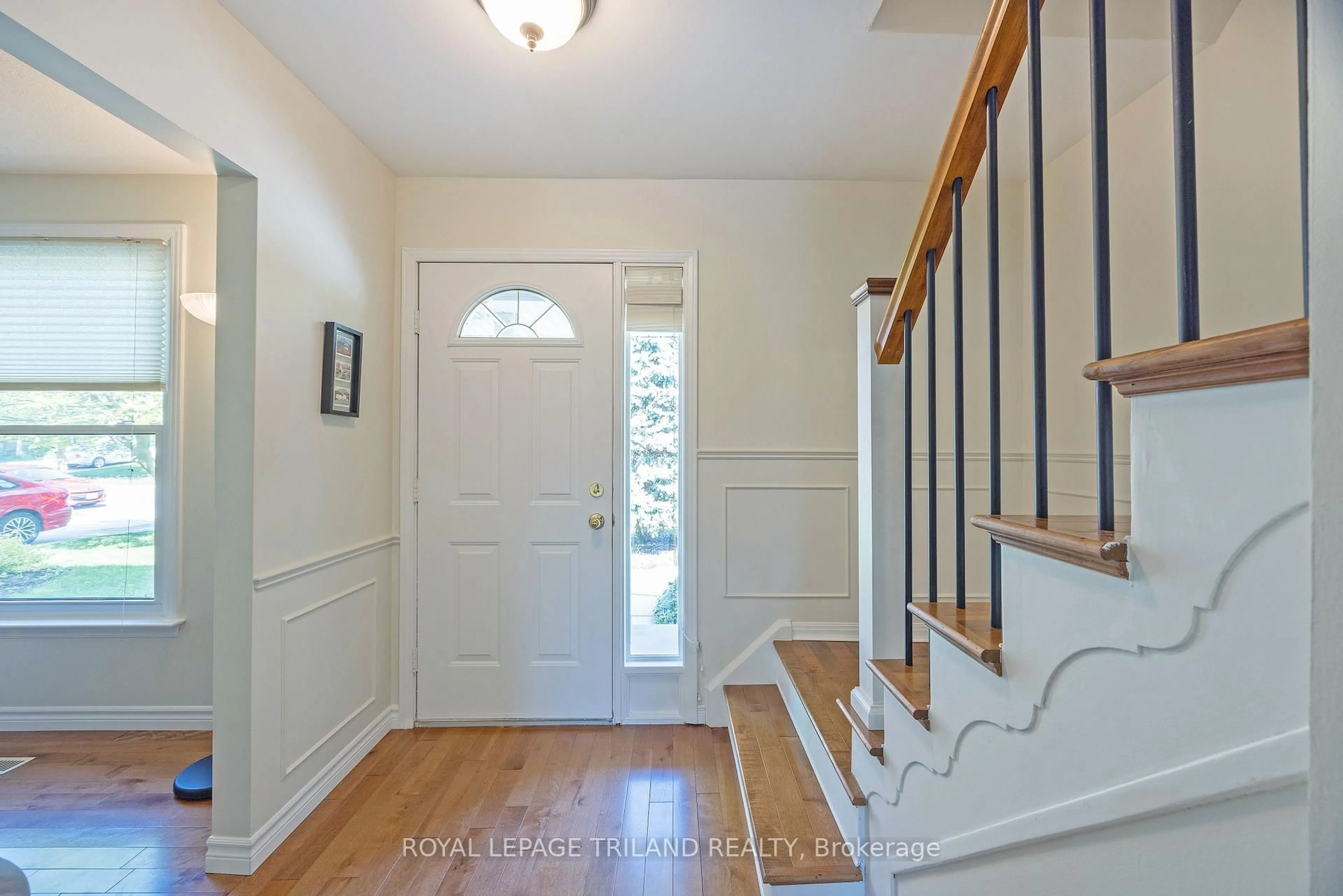 Indoor entryway for 1402 Hastings Dr, London North Ontario N5X 1B1
