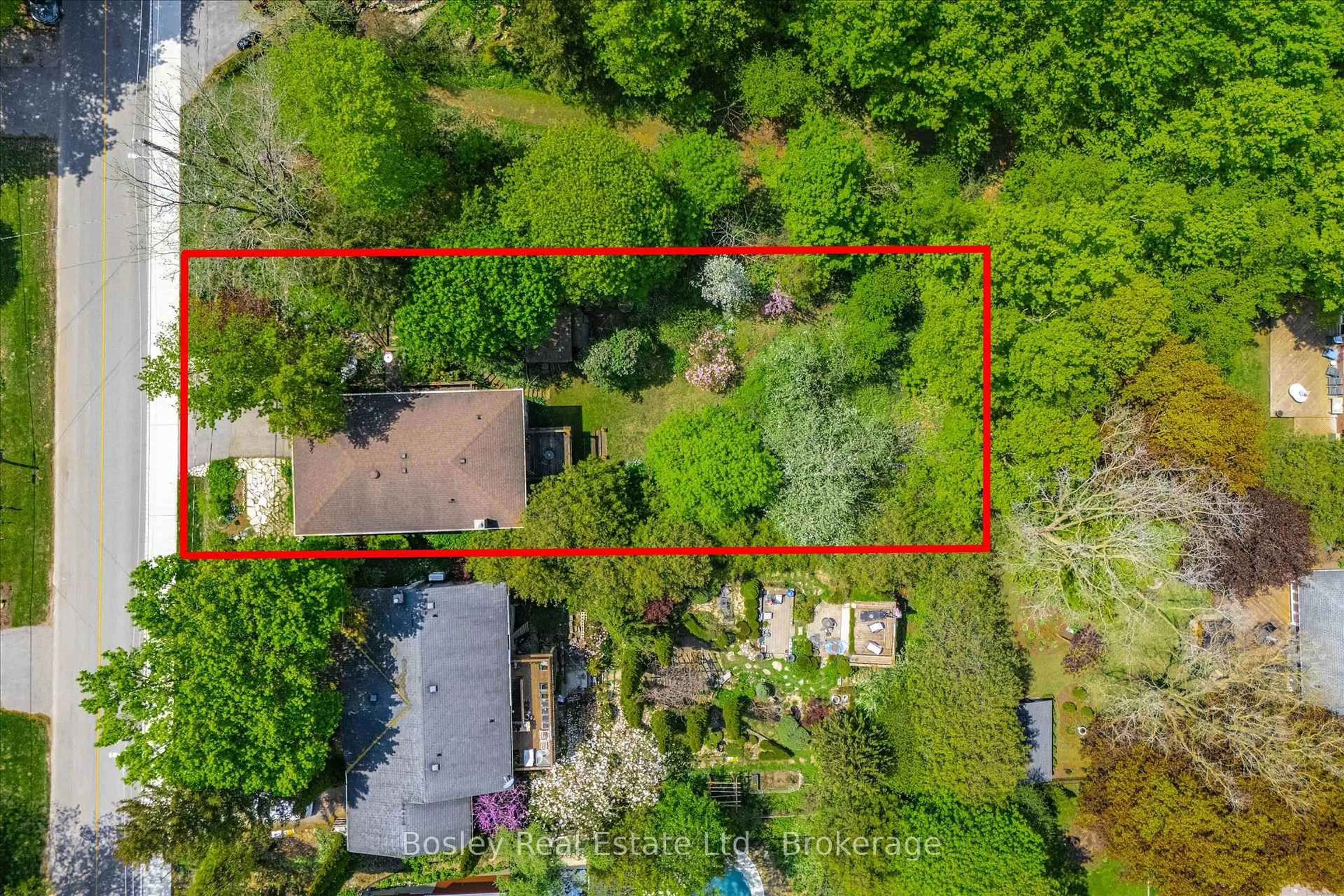 A pic from outside/outdoor area/front of a property/back of a property/a pic from drone, street for 70 McNab St, Centre Wellington Ontario N0B 1S0