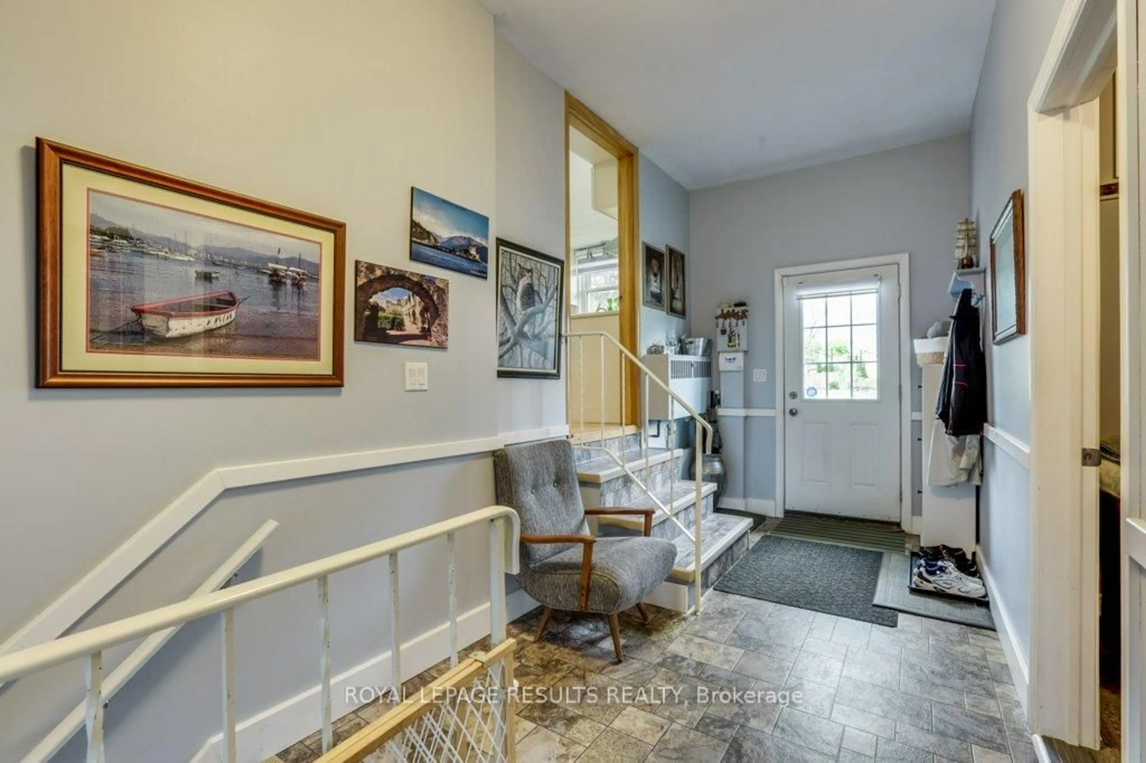 Indoor foyer for 124623 Simcoe St, Norwich Ontario N4G 2J6