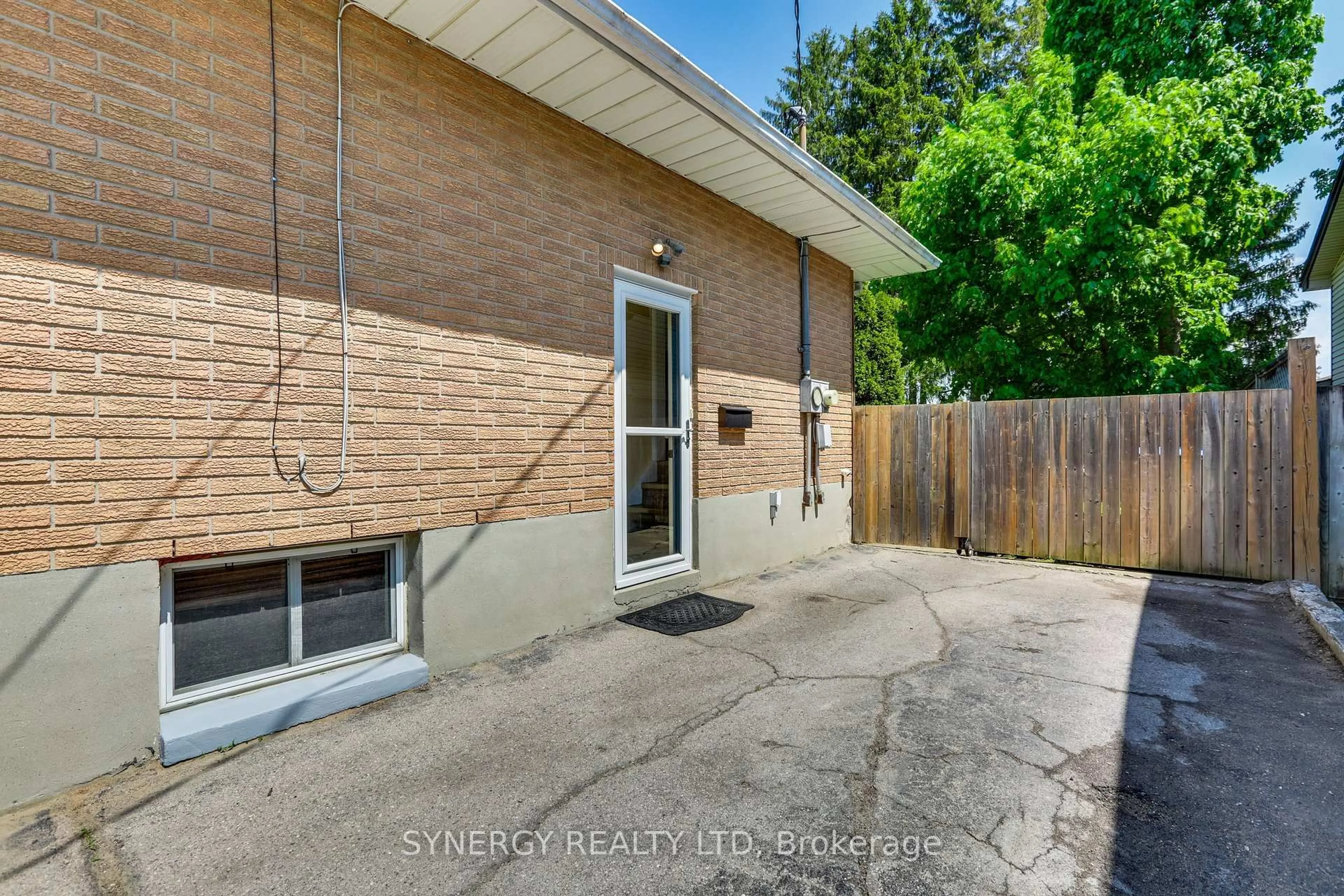 Unknown for 35 Queen St, Strathroy-Caradoc Ontario N7G 2H5