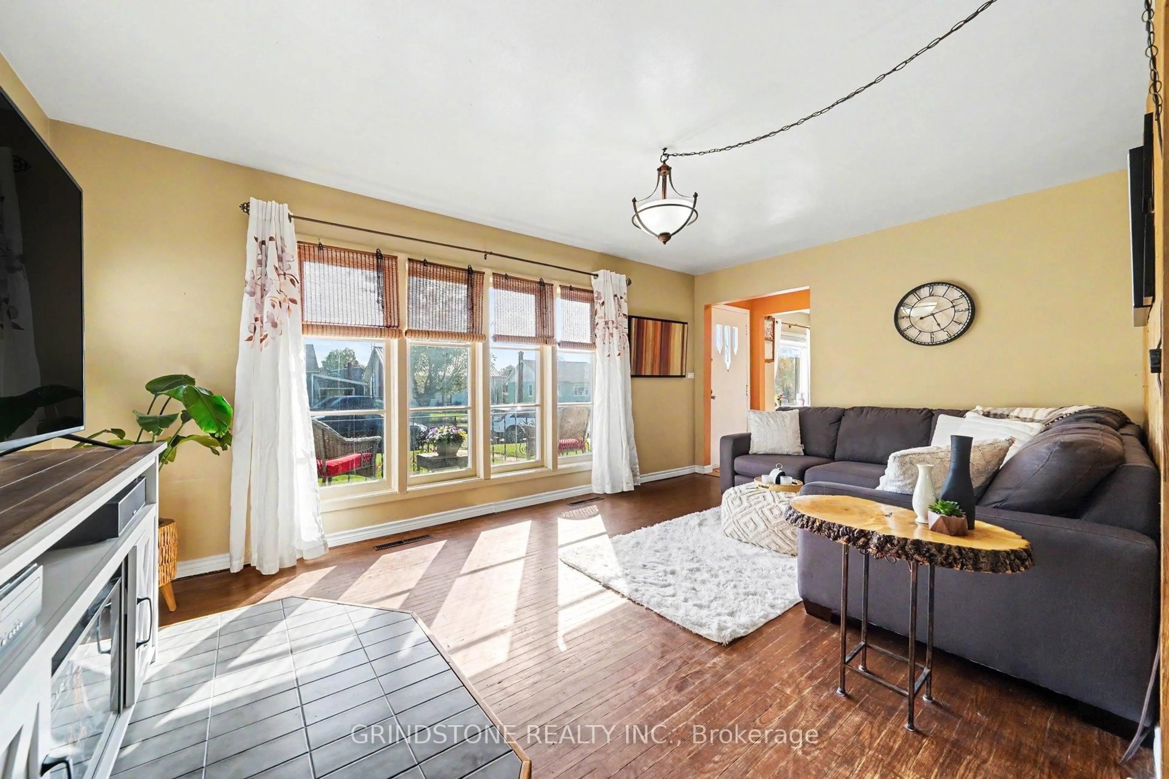 Living room with furniture, unknown for 479 New St, Renfrew Ontario K7V 1G9