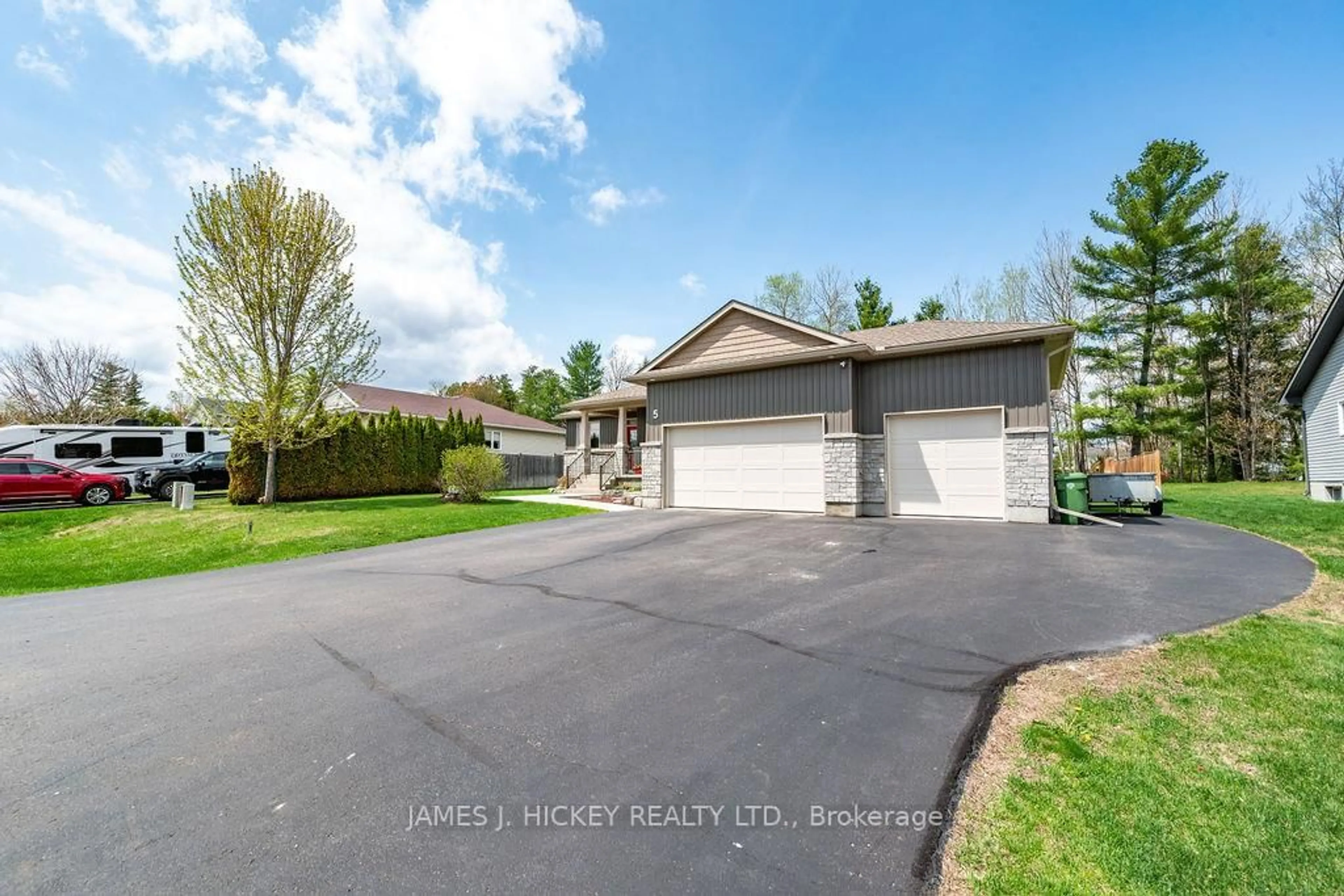 A pic from outside/outdoor area/front of a property/back of a property/a pic from drone, street for 5 Nick St, Petawawa Ontario K8H 0B7