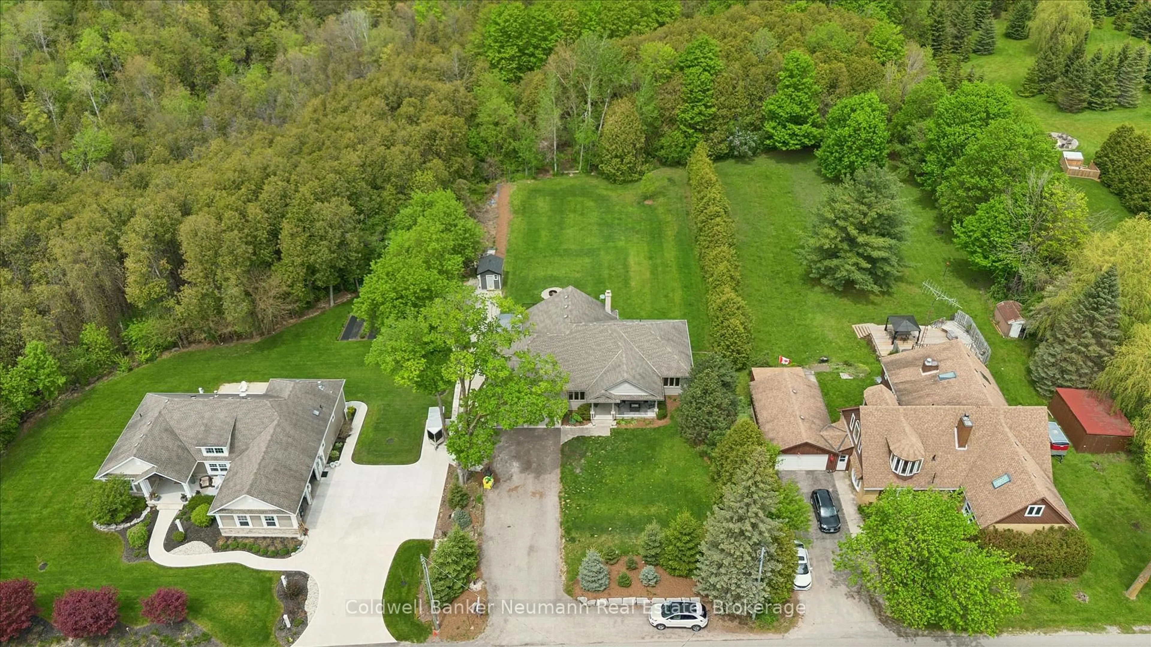 A pic from outside/outdoor area/front of a property/back of a property/a pic from drone, street for 6592 Forestell Rd, Puslinch Ontario N1H 6J3