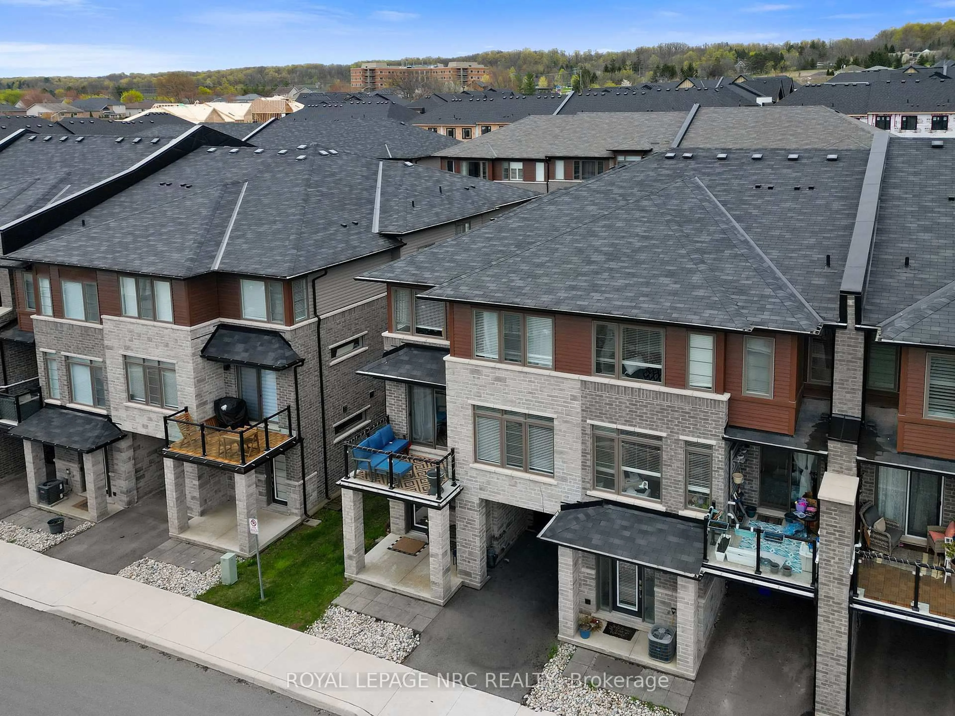 A pic from outside/outdoor area/front of a property/back of a property/a pic from drone, unknown for 5000 Connor Dr #17, Lincoln Ontario L3J 0T4