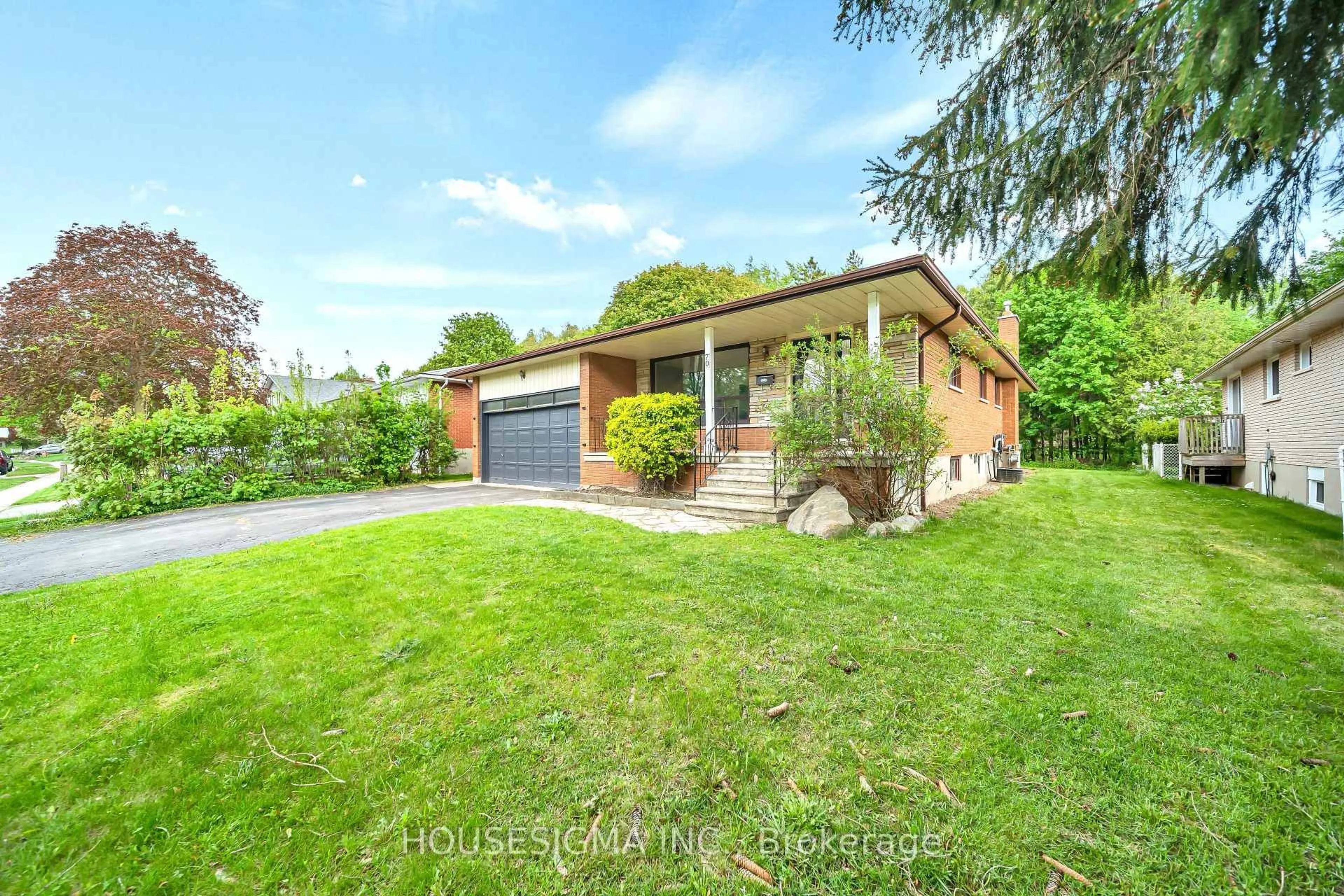 A pic from outside/outdoor area/front of a property/back of a property/a pic from drone, street for 70 Flanders Rd, Guelph Ontario N1G 1W3