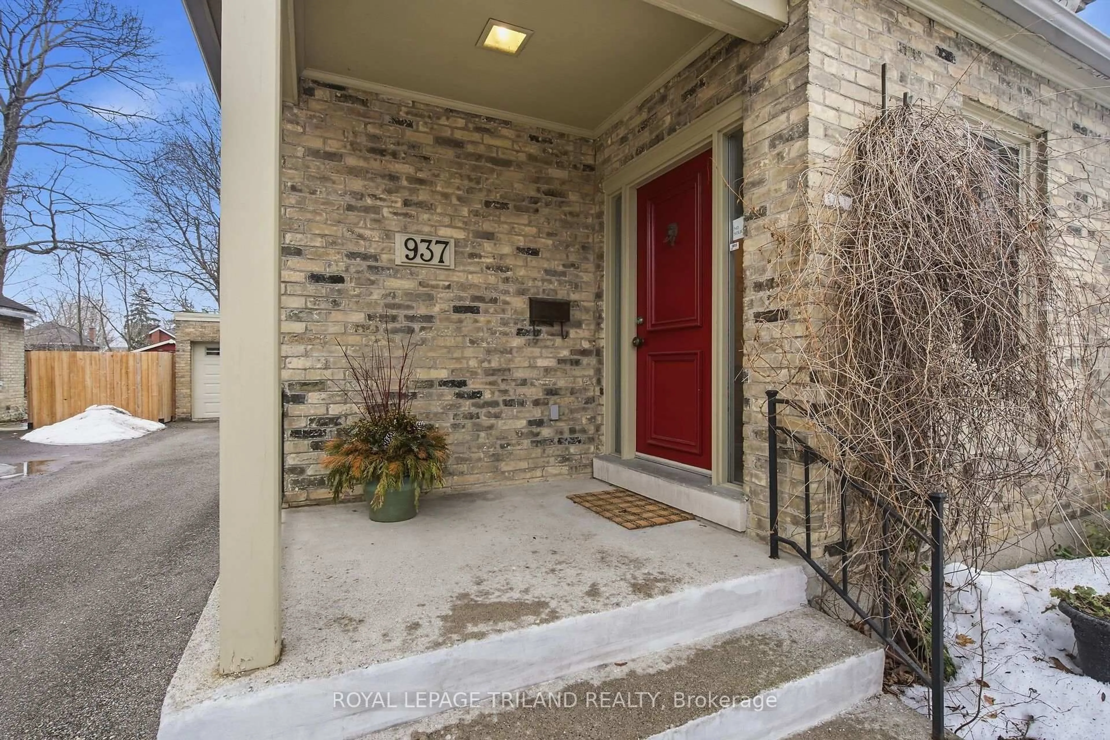 Indoor entryway for 937 Waterloo St, London East Ontario N6A 3X2