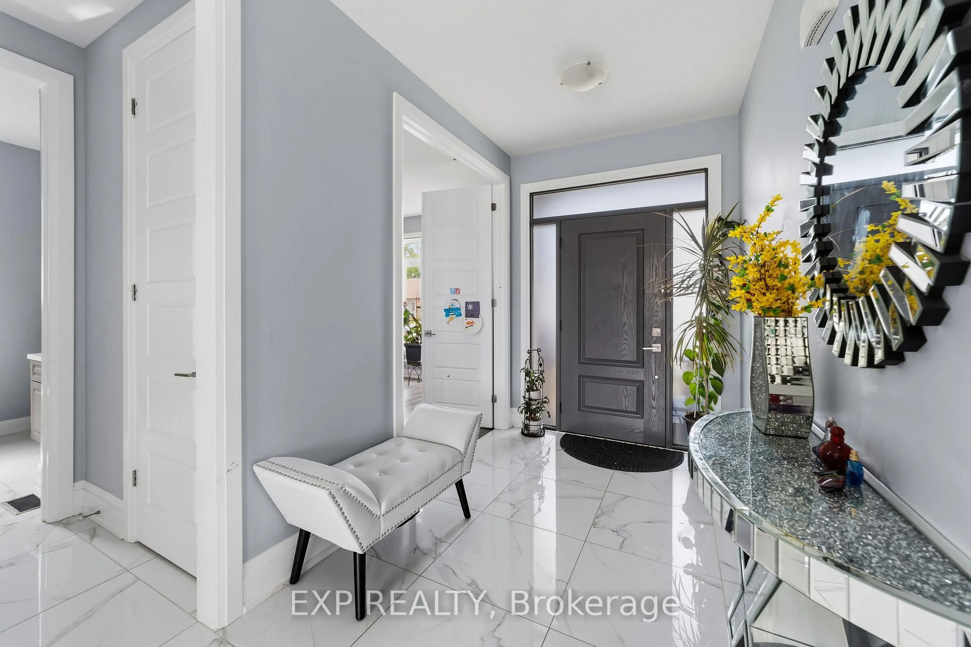Indoor entryway for 211 Leitch St, Dutton/Dunwich Ontario N0L 1J0
