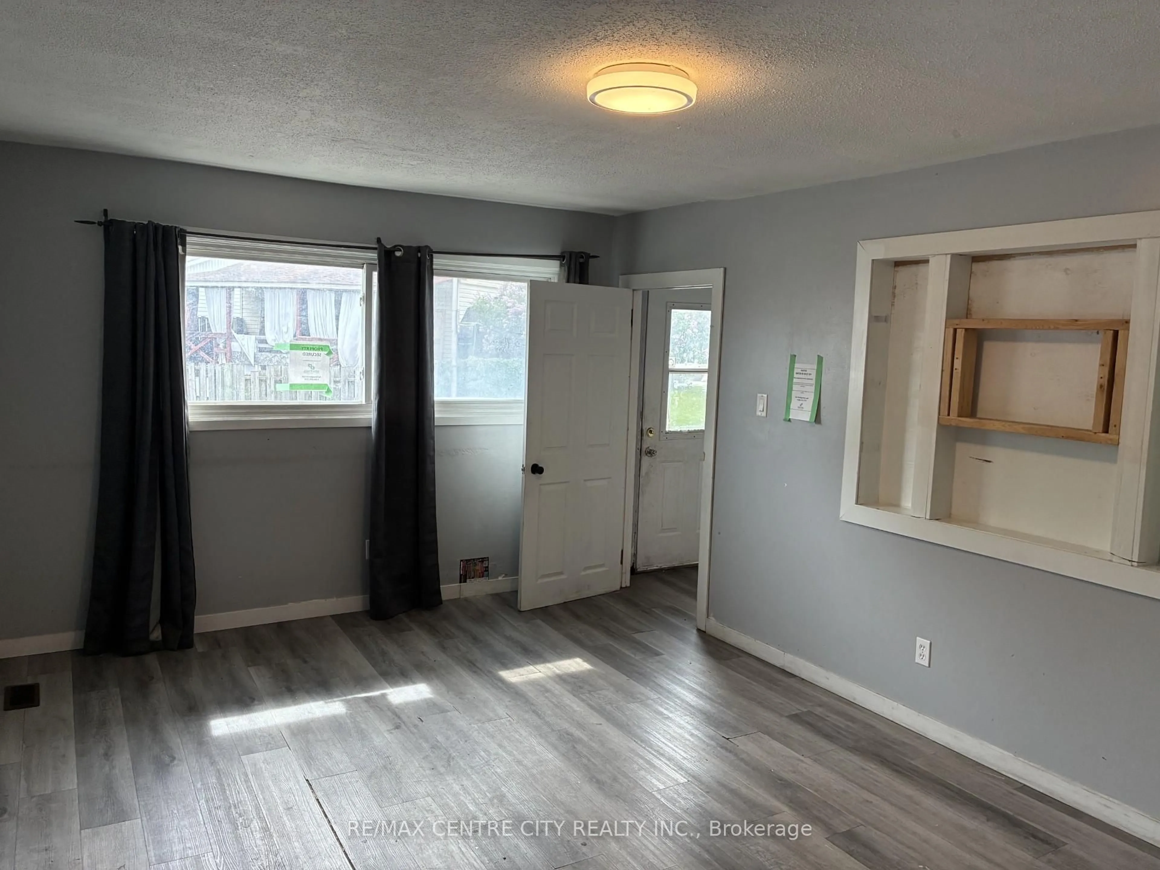A pic of a room for 1900 Culver Dr, London East Ontario N5V 3K6