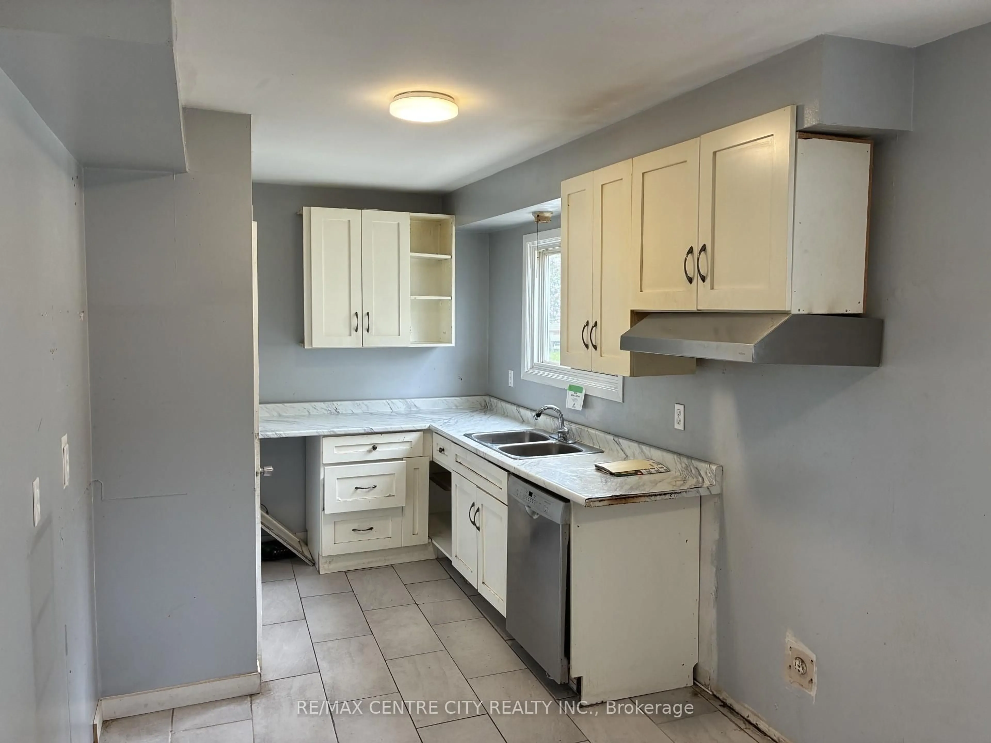 Standard kitchen, unknown for 1900 Culver Dr, London East Ontario N5V 3K6