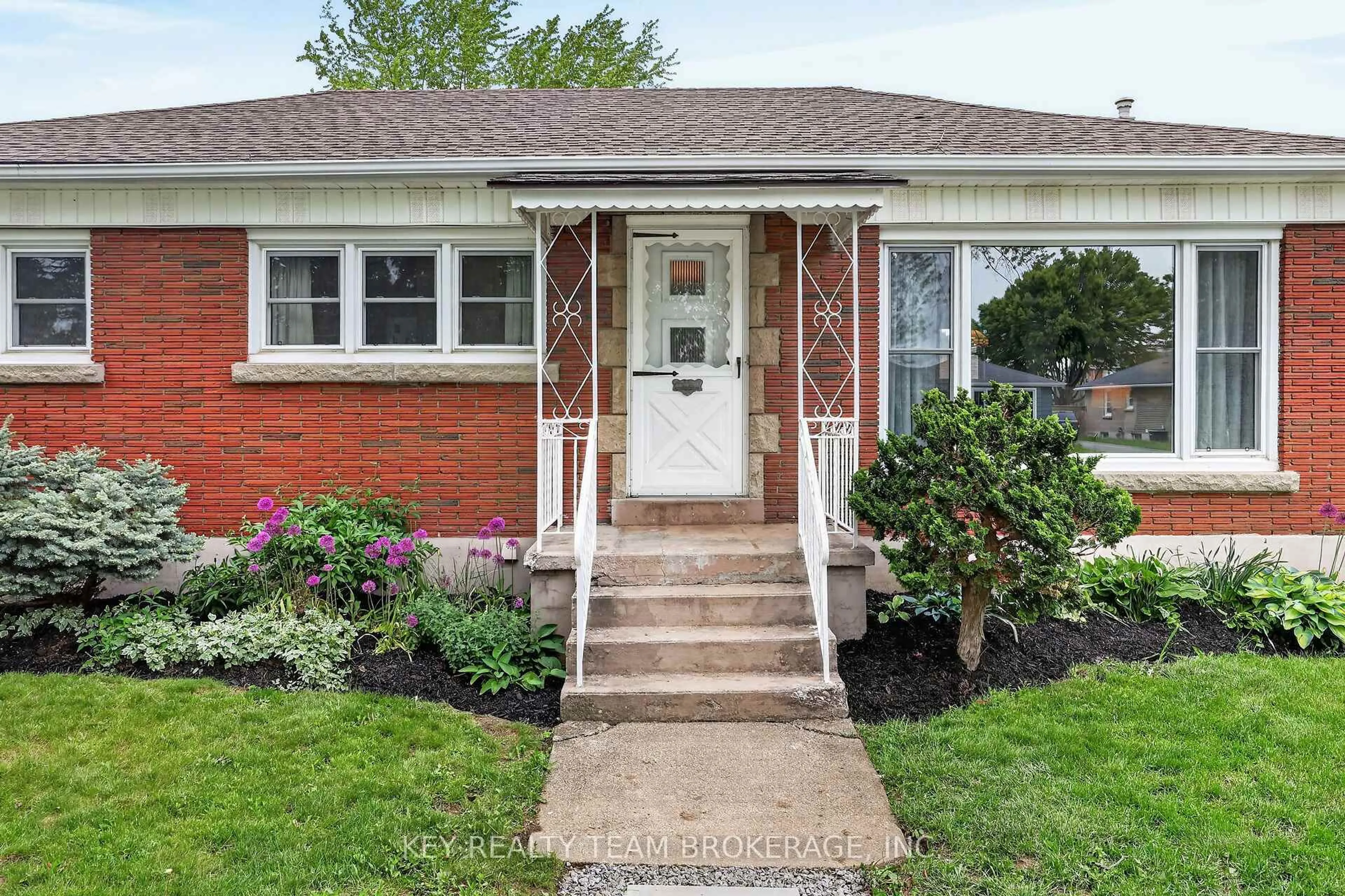 Home with brick exterior material, street for 188 Price Ave, Welland Ontario L3C 3Y6